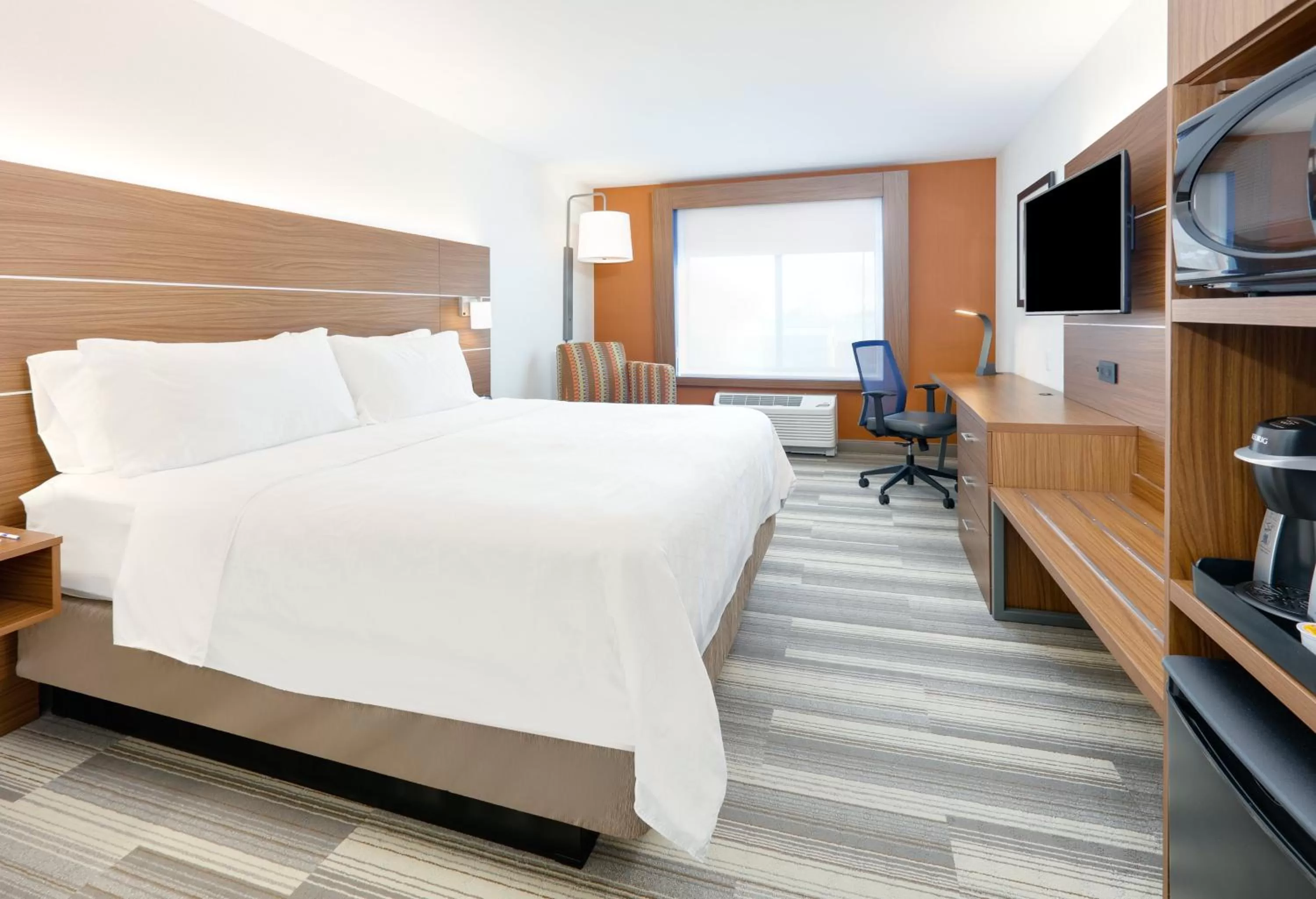 Photo of the whole room, Bed in Holiday Inn Express & Suites Mitchell by IHG