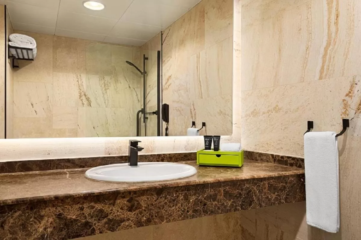 Bathroom in La Quinta by Wyndham Dubai Jumeirah
