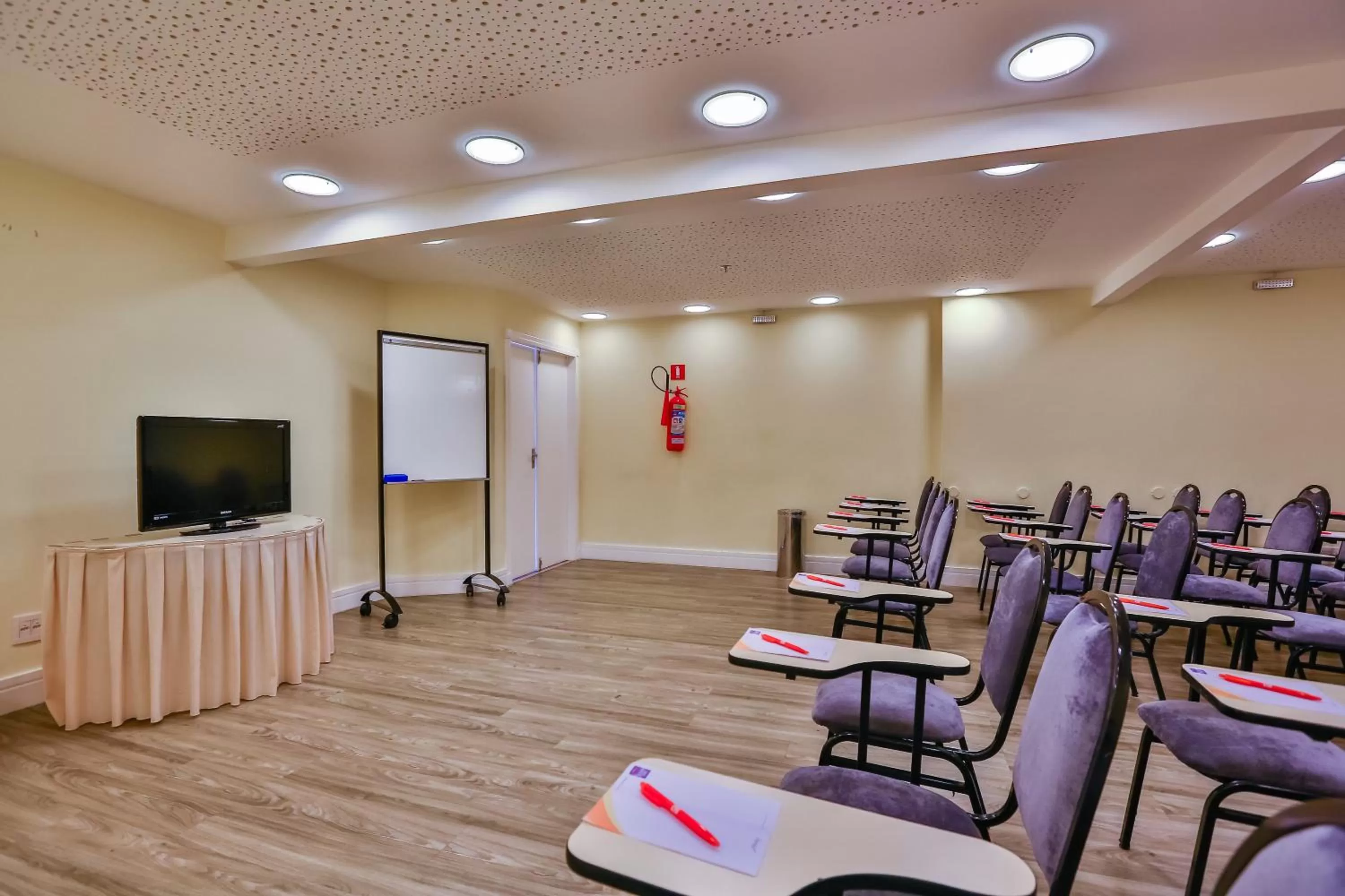 Meeting/conference room in Dubai Macaé by Atlântica