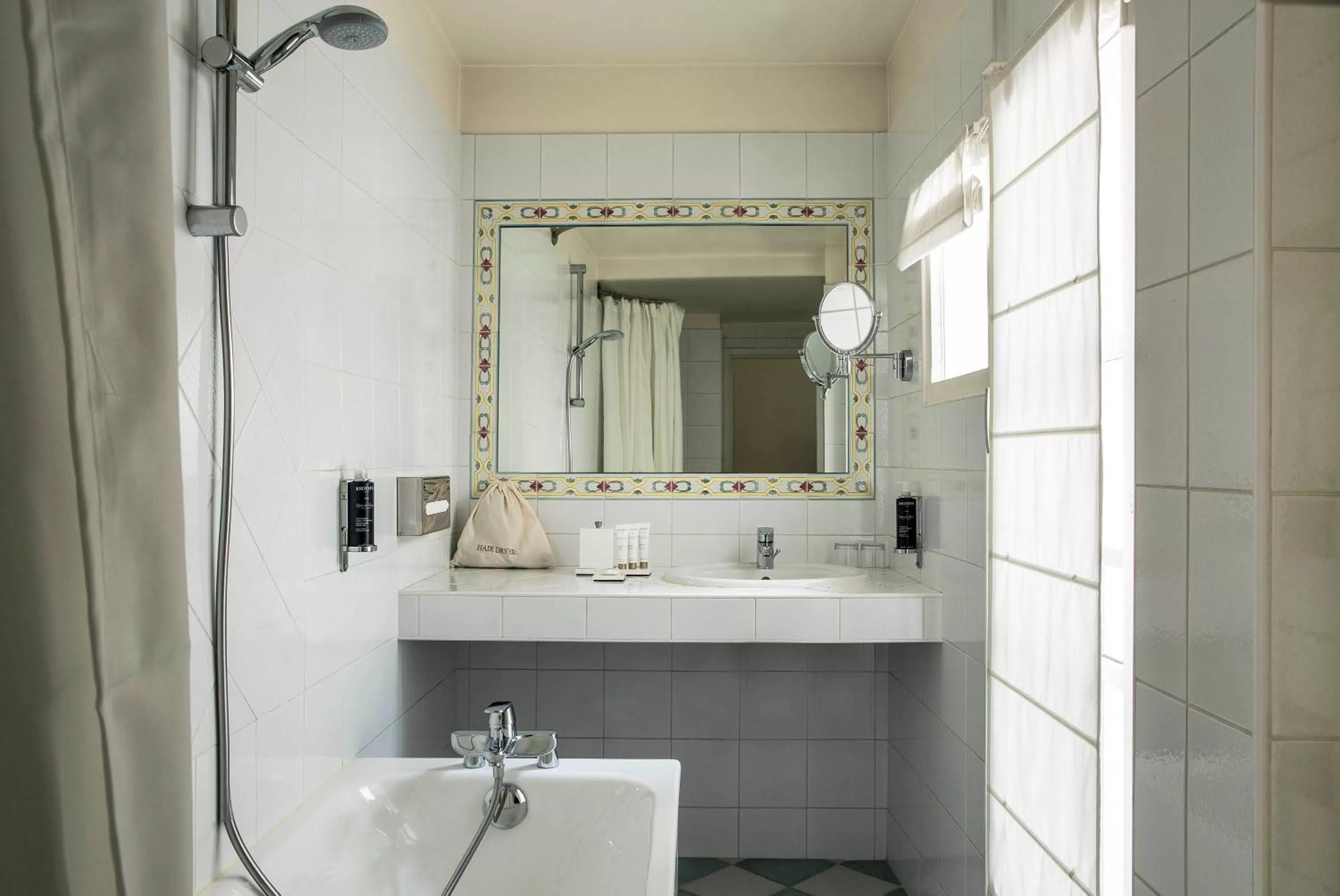 Bathroom in Hôtel de la Place du Louvre - Esprit de France