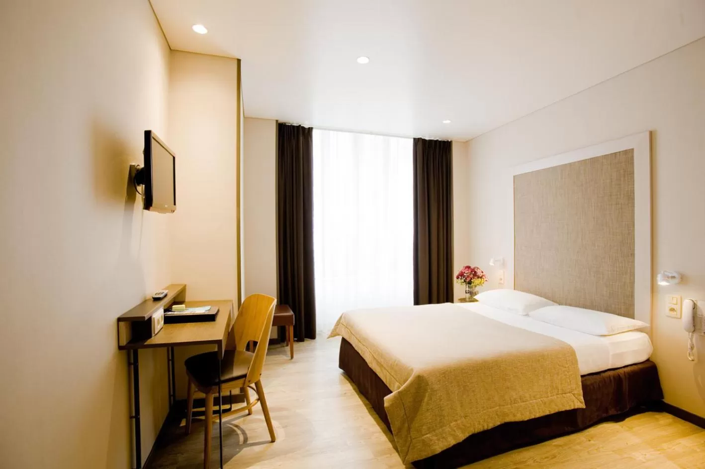 Bed in Central Hotel Paris