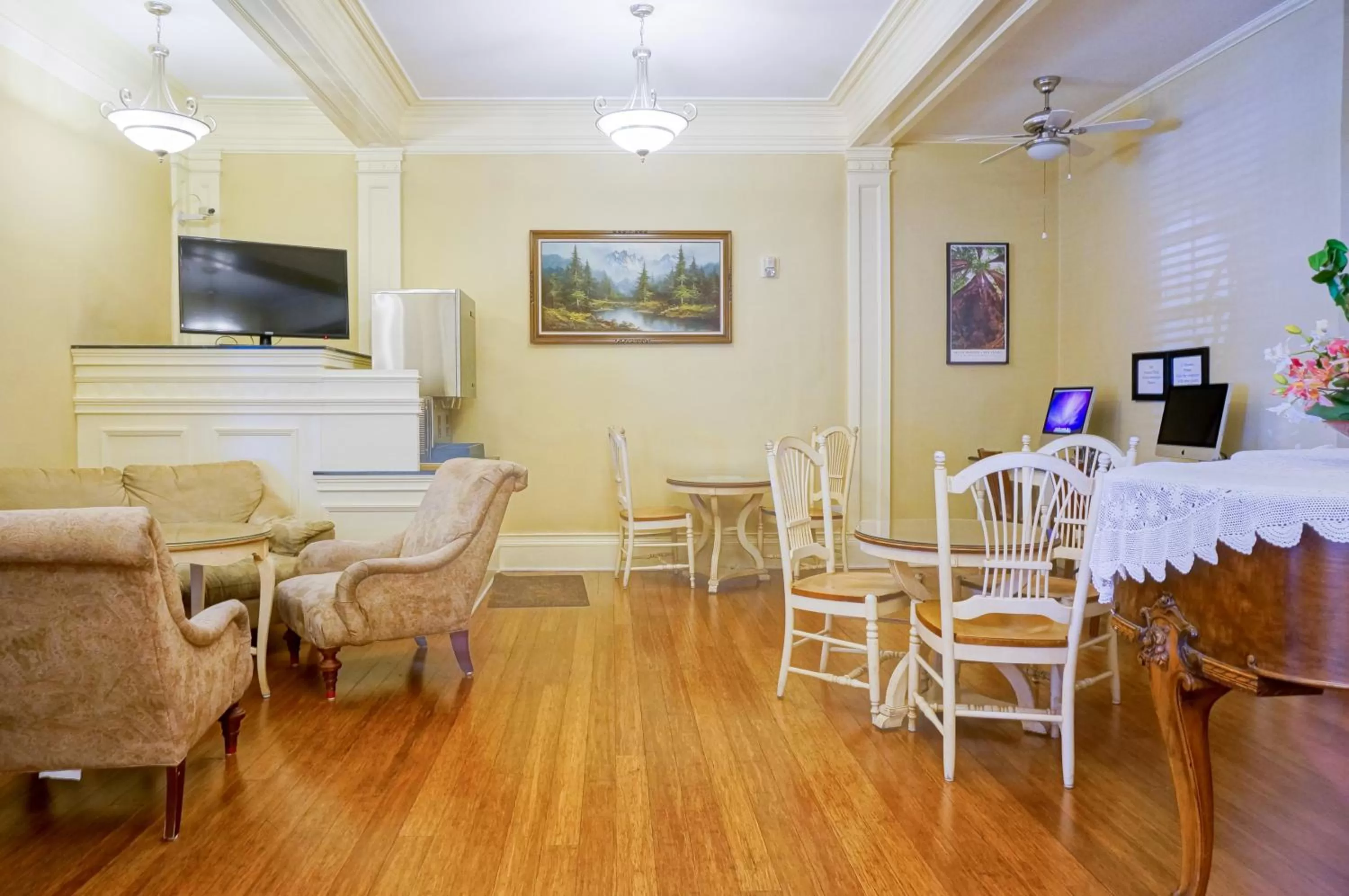 Communal lounge/ TV room in Grant Hotel