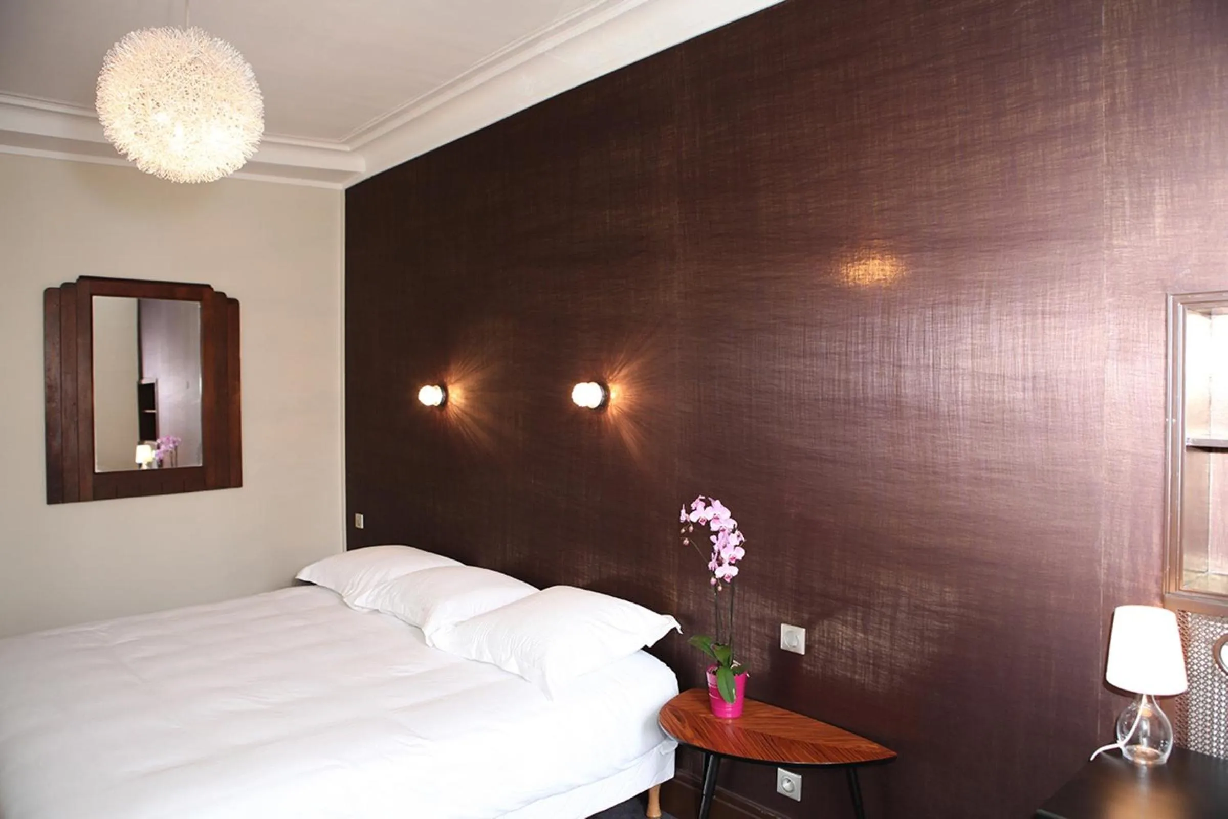 Photo of the whole room, Bed in Hôtel Le Roncevaux