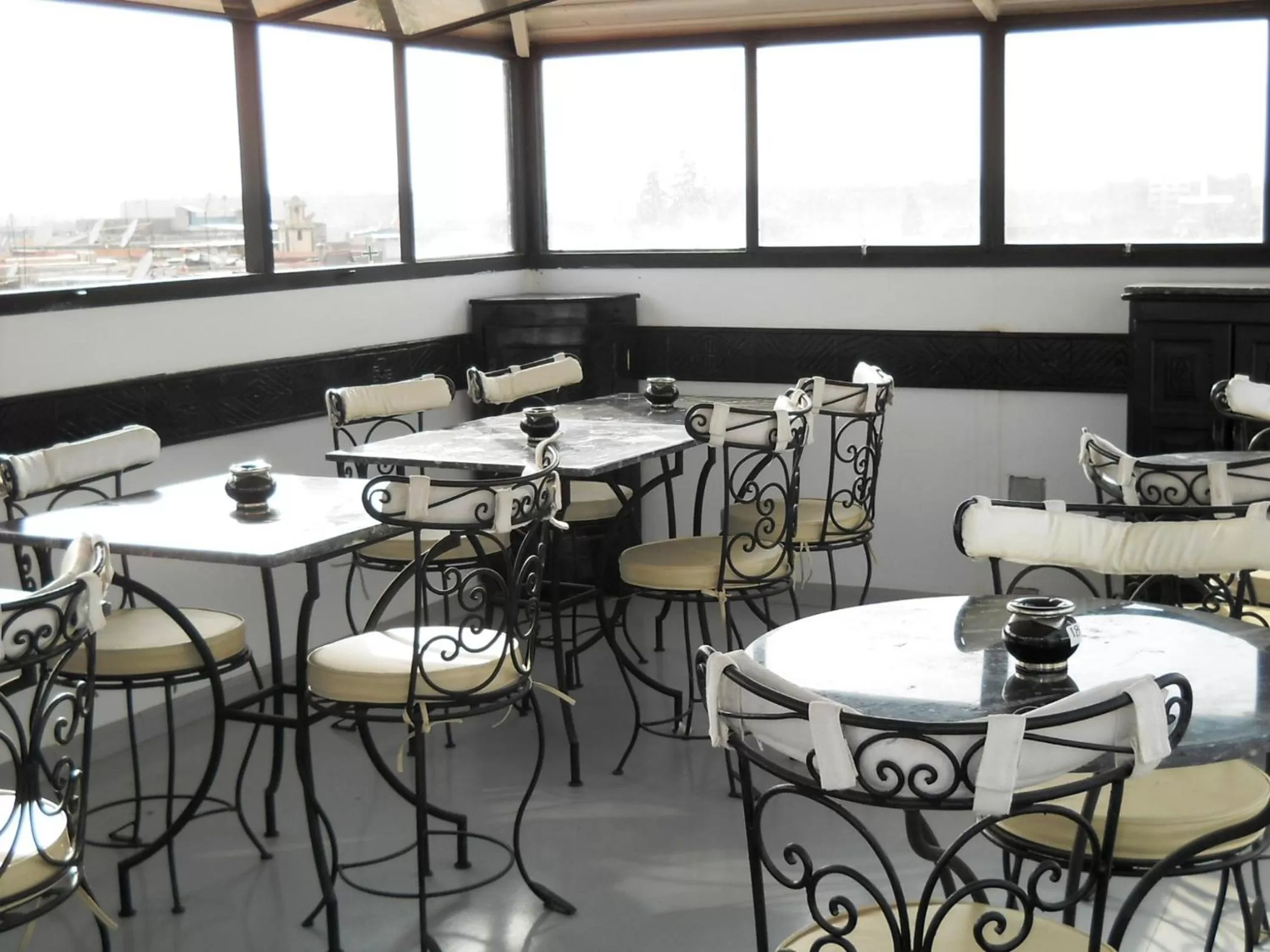 Restaurant/places to eat in Ryad Laârouss