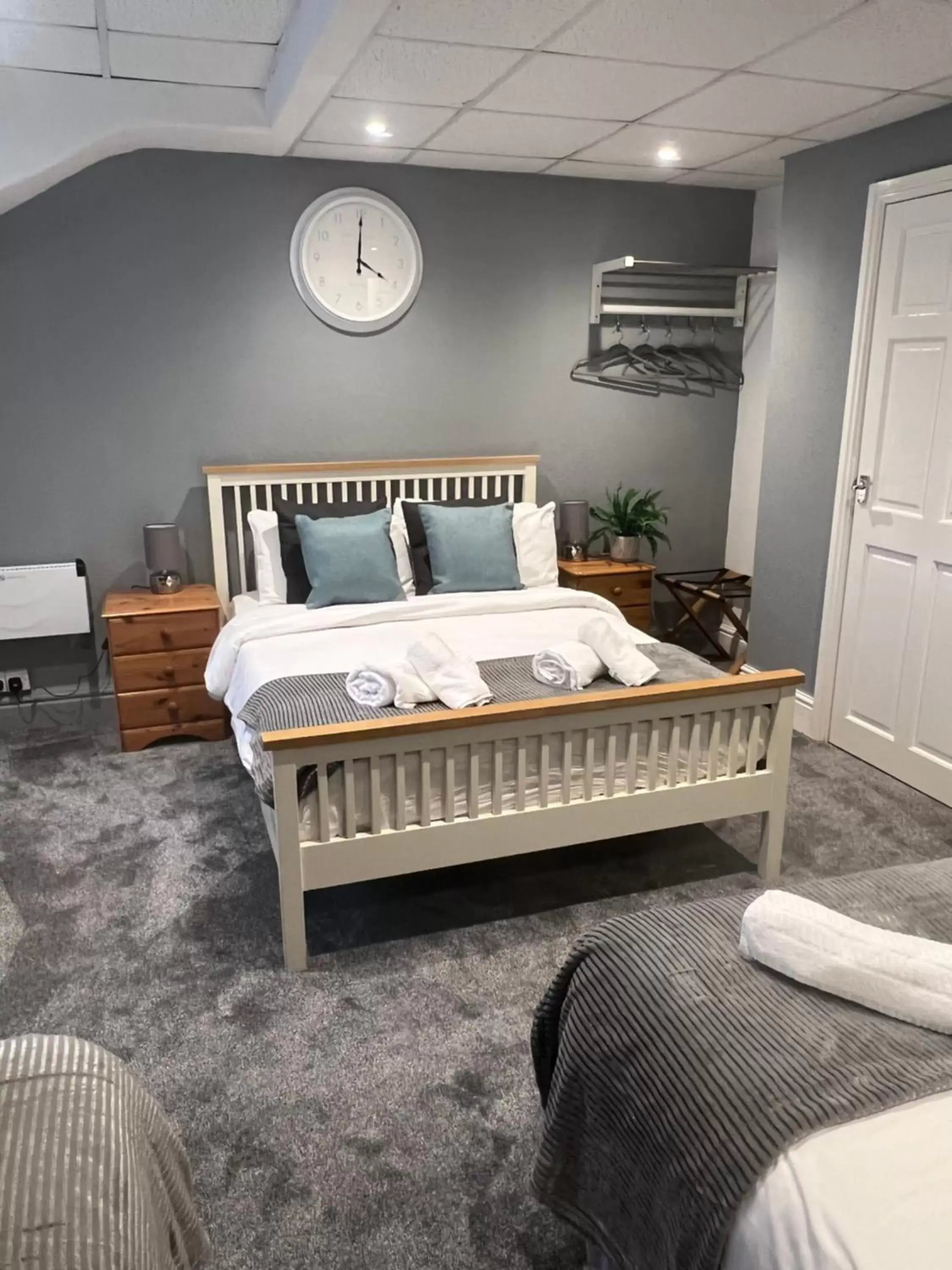 1 double and 2 single beds in The Wilton Hotel 1 double and 2 single beds in The Wilton Hotel