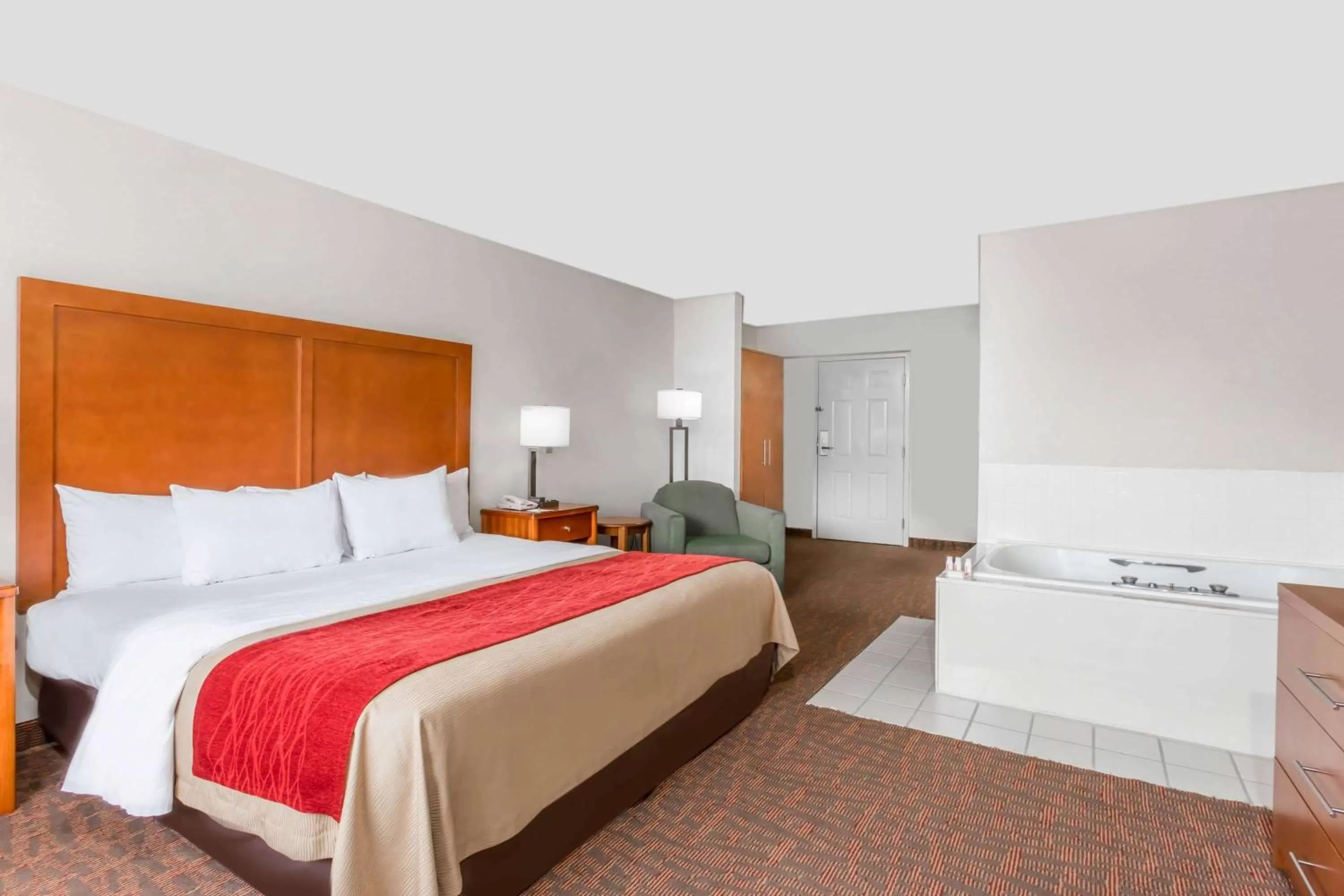 Photo of the whole room, Bed in Days Inn by Wyndham Williamsburg Historic Area