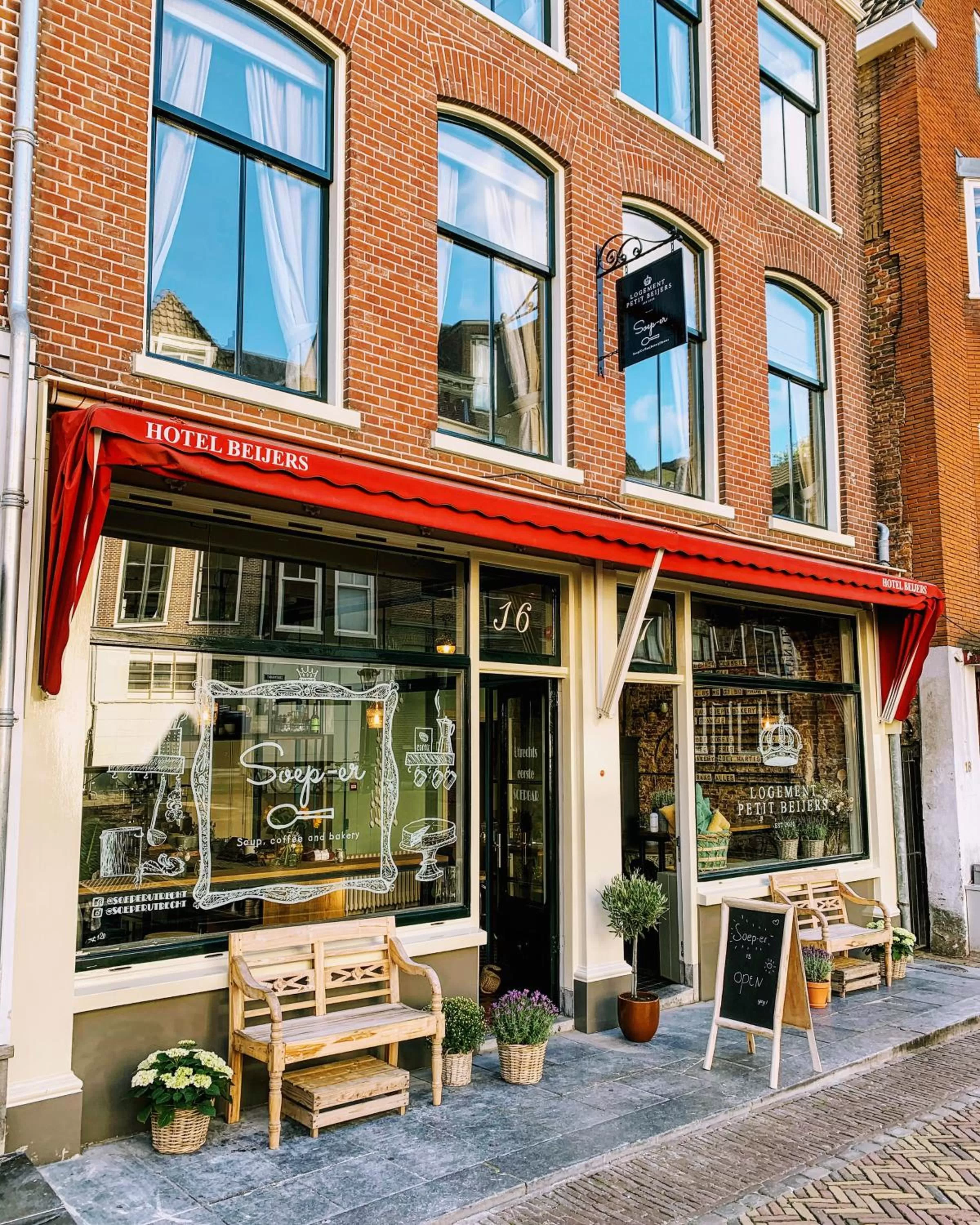 Property building in Logement Petit Beijers