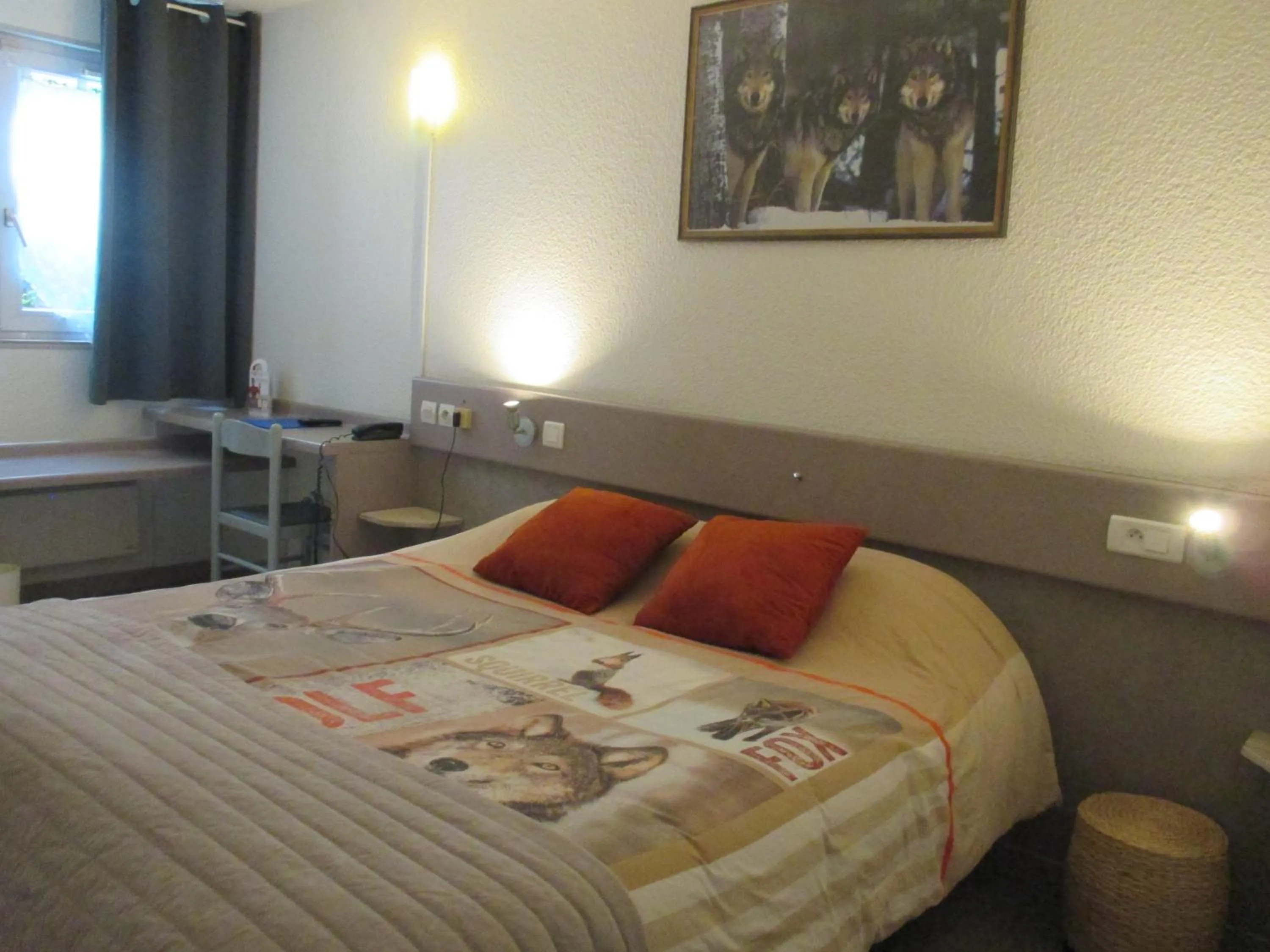 Photo of the whole room, Bed in Contact Hôtel Come Inn