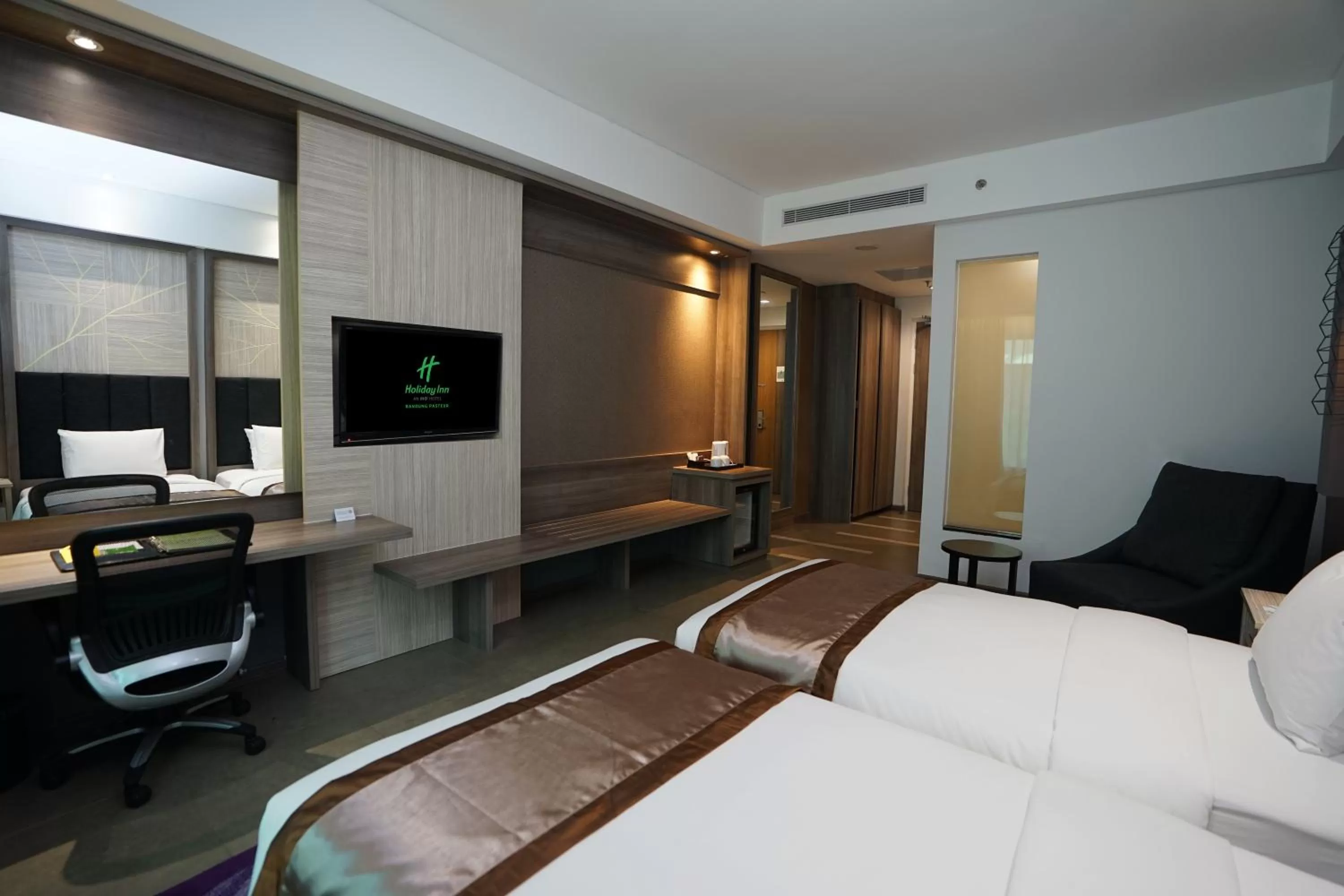 Bed in Holiday Inn Bandung Pasteur by IHG