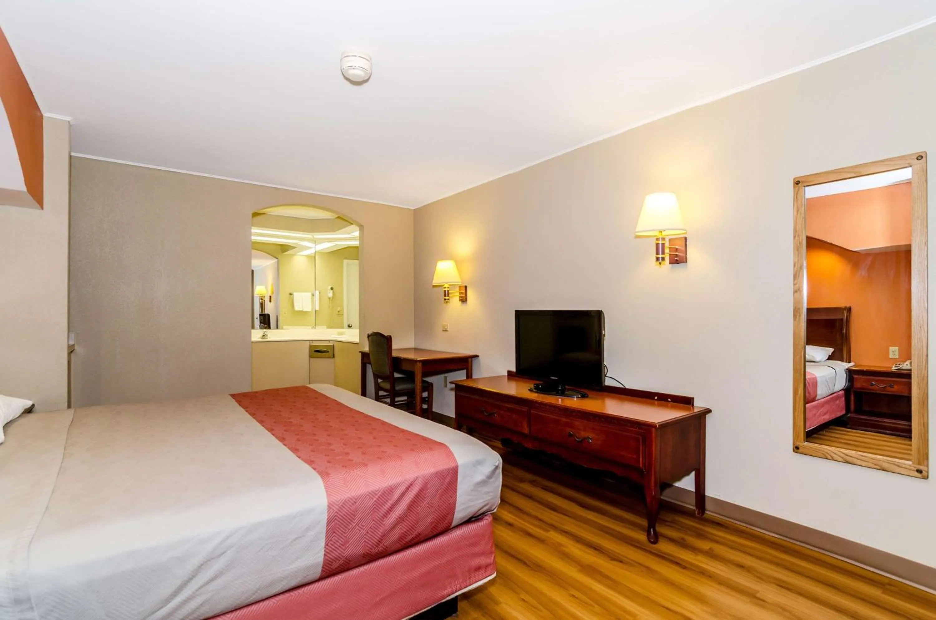 TV and multimedia, Bed in Motel 6-Newark, DE