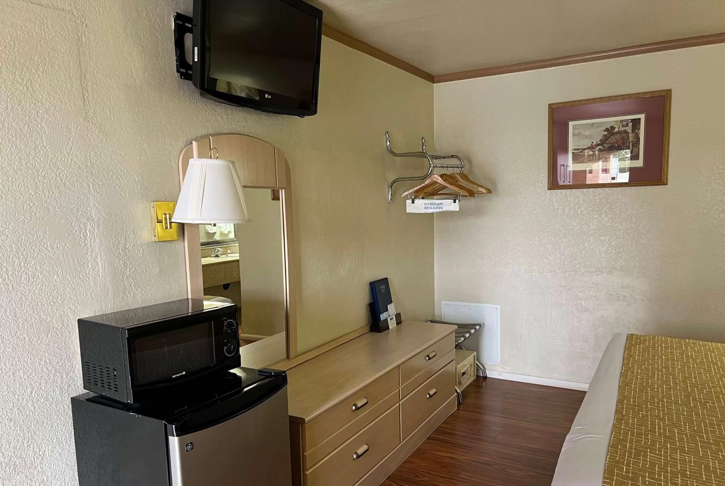 Photo of the whole room, Bed in Travelodge by Wyndham Holbrook