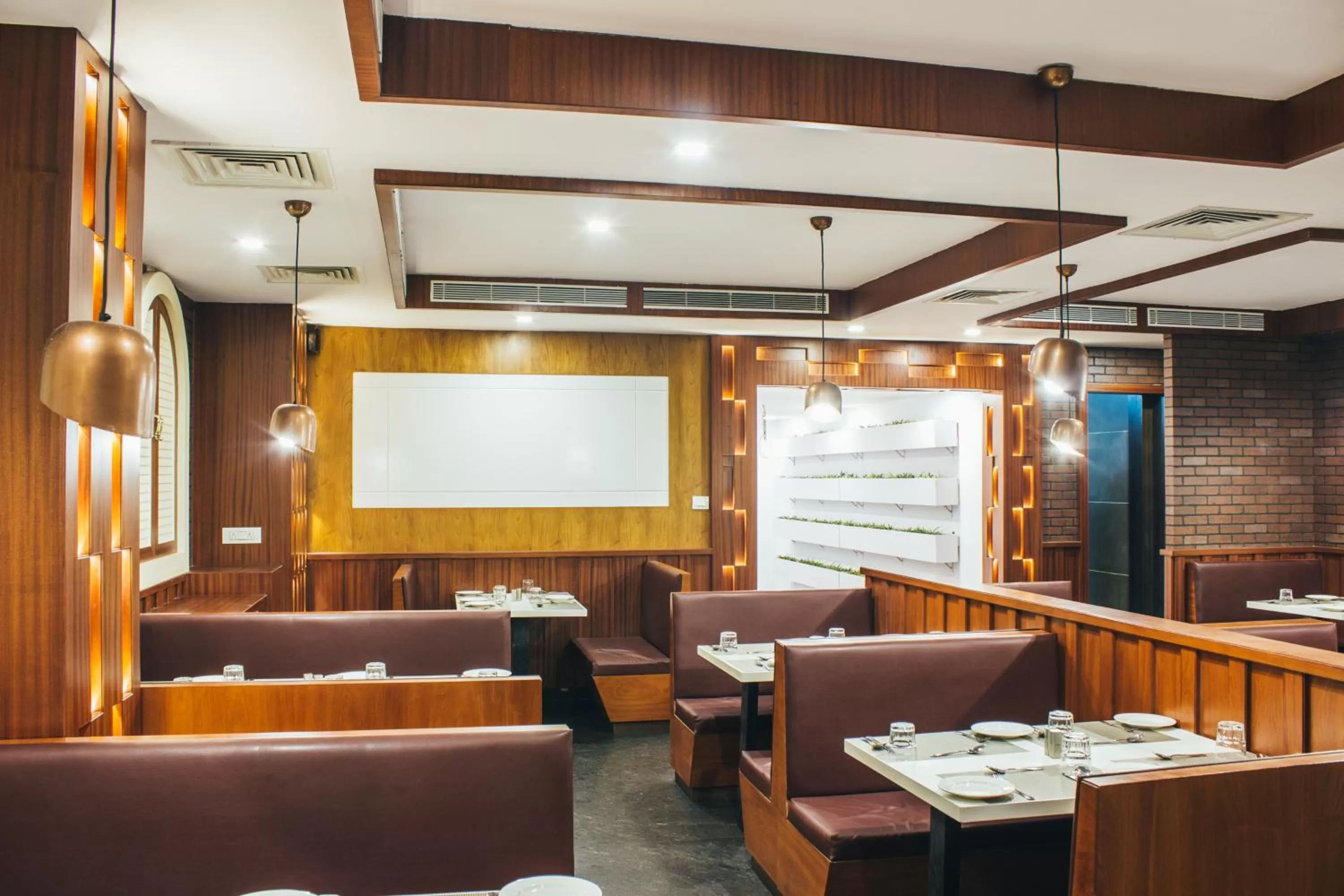 Restaurant/places to eat in Ambaari hotel