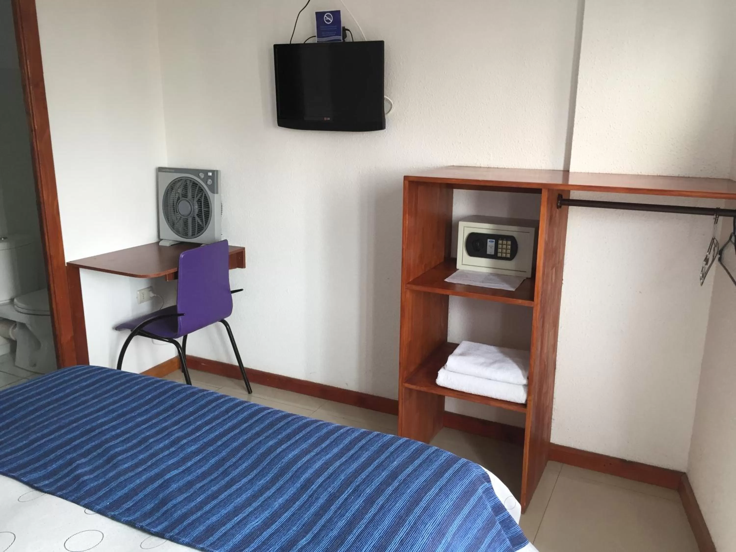 Photo of the whole room, Bed in Hotel Esmeralda