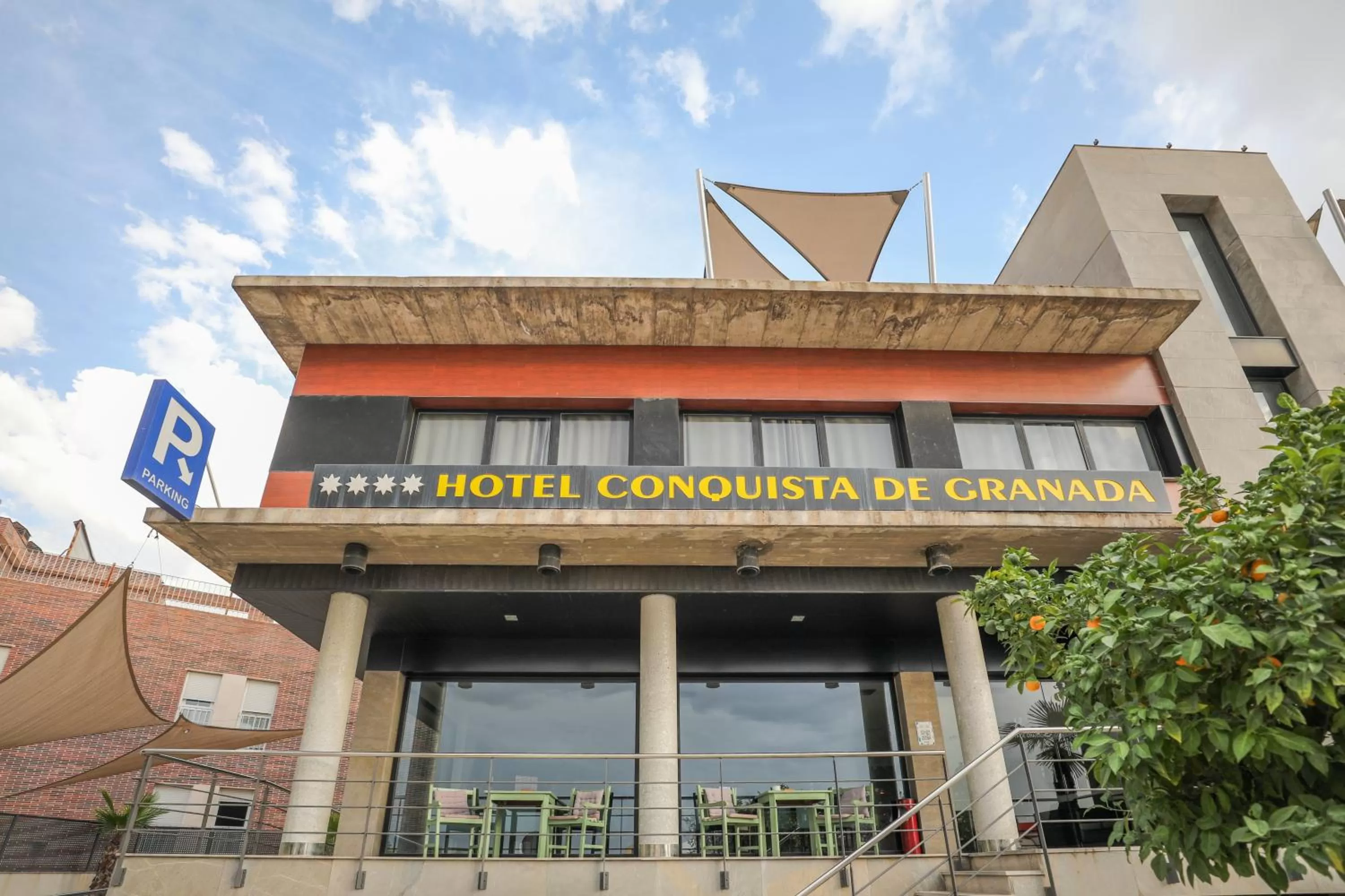 Facade/entrance in YIT Conquista de Granada