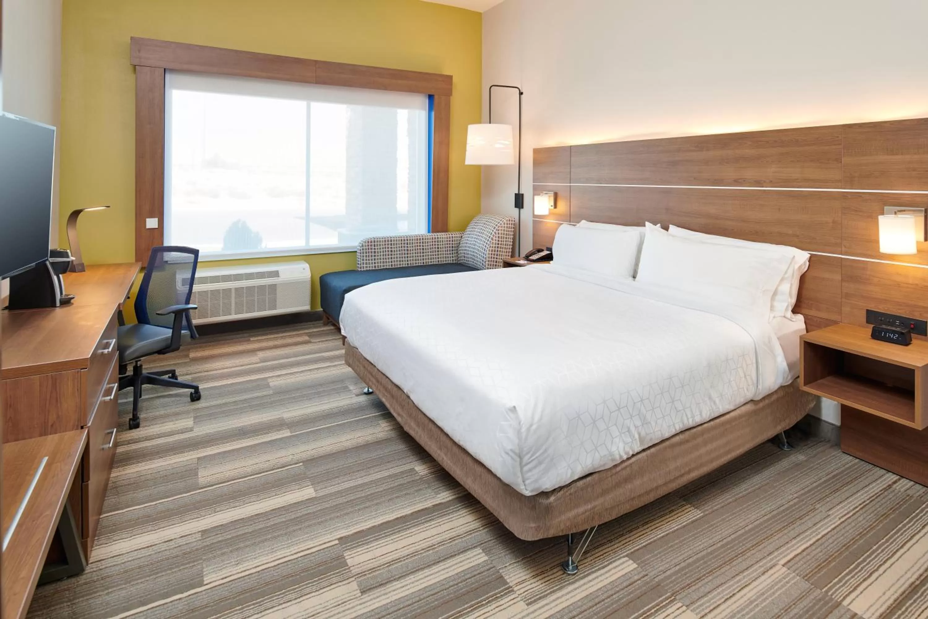 Photo of the whole room, Bed in Holiday Inn Express & Suites Taylor by IHG