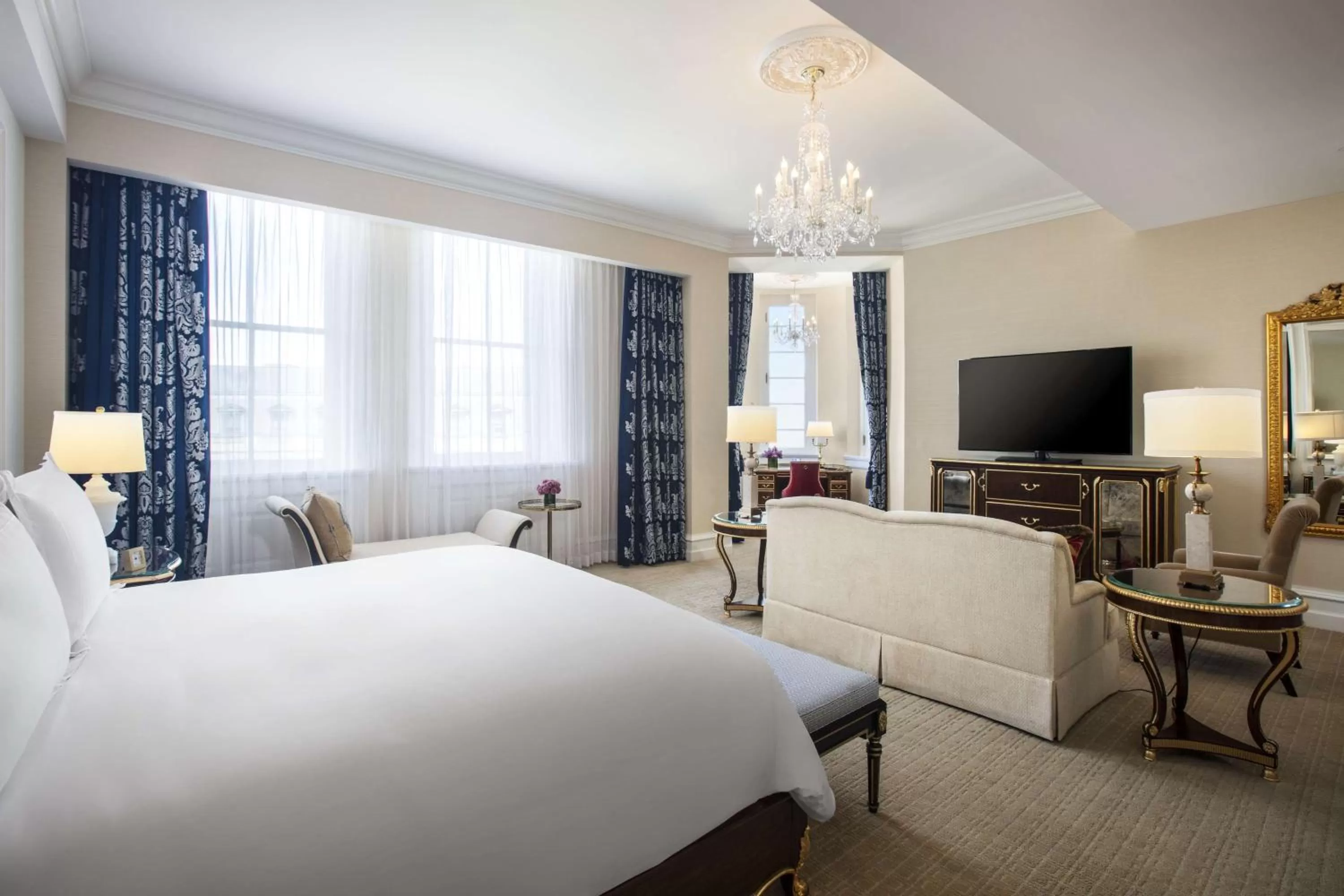 Living room, Bed in Waldorf Astoria Washington DC