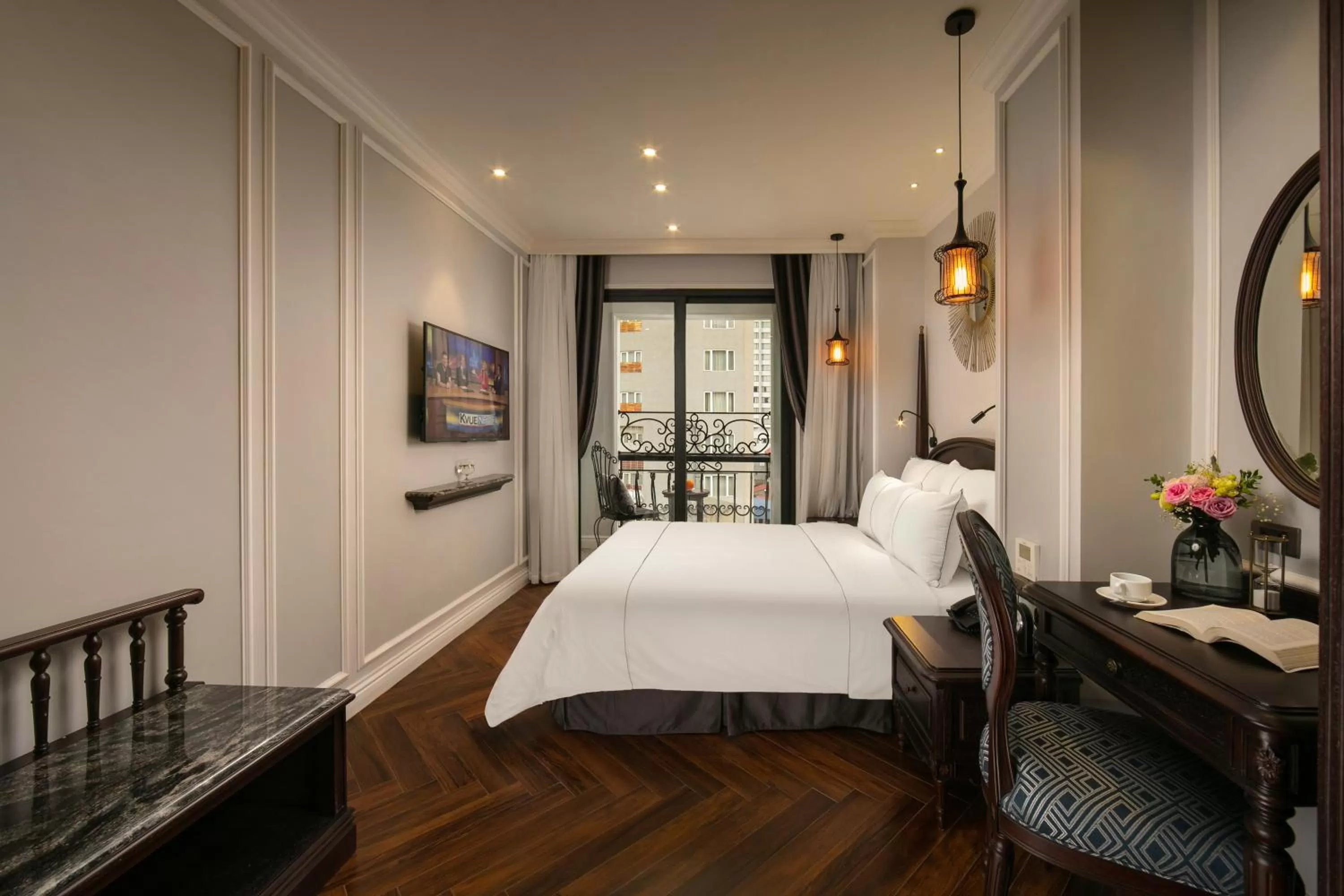 Photo of the whole room, Bed in Canary Hotel