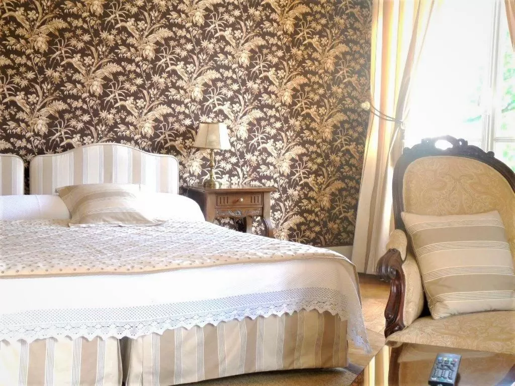 Bed in Château de la Râpée Hôtel restaurant