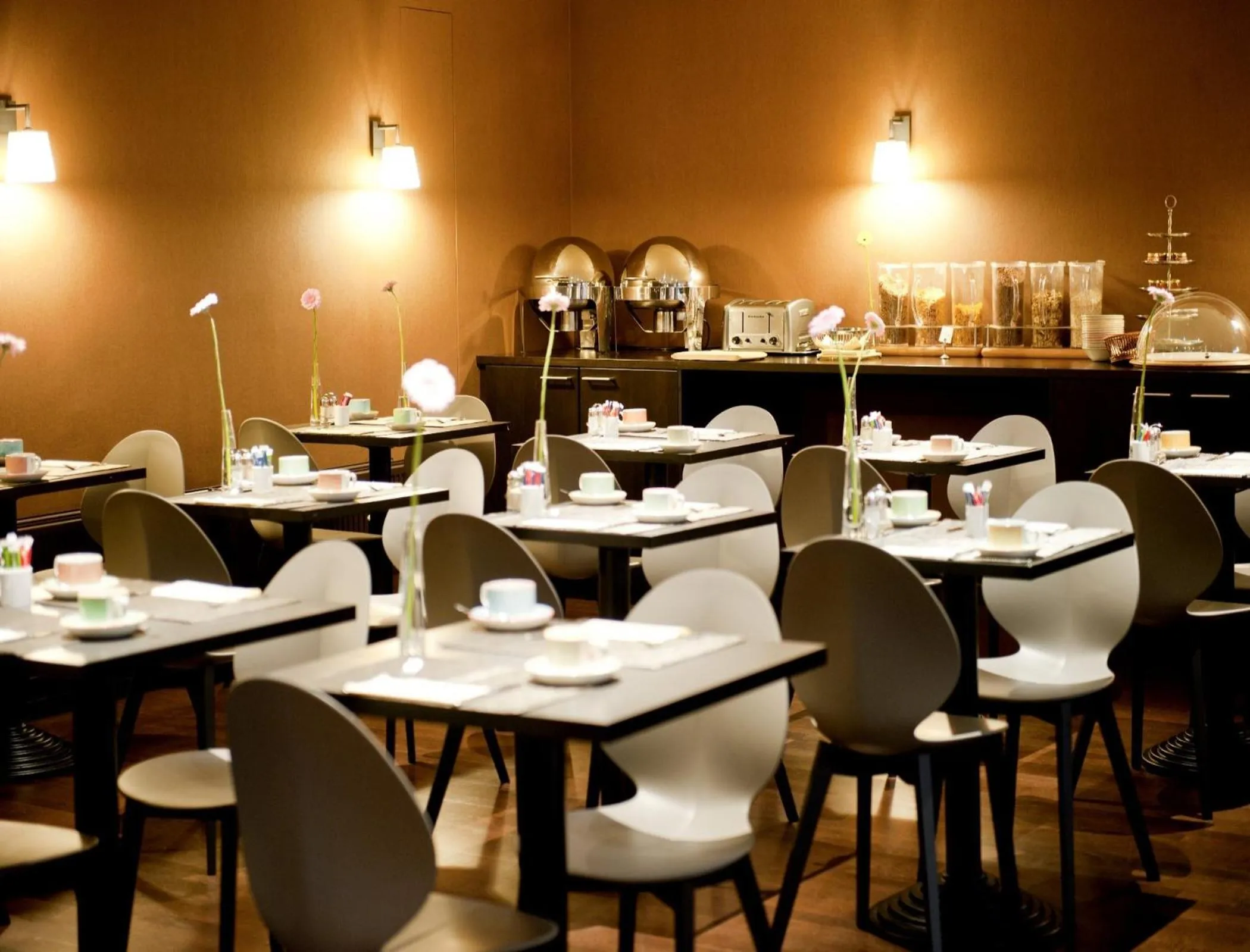 Restaurant/places to eat in New Hotel Charlemagne