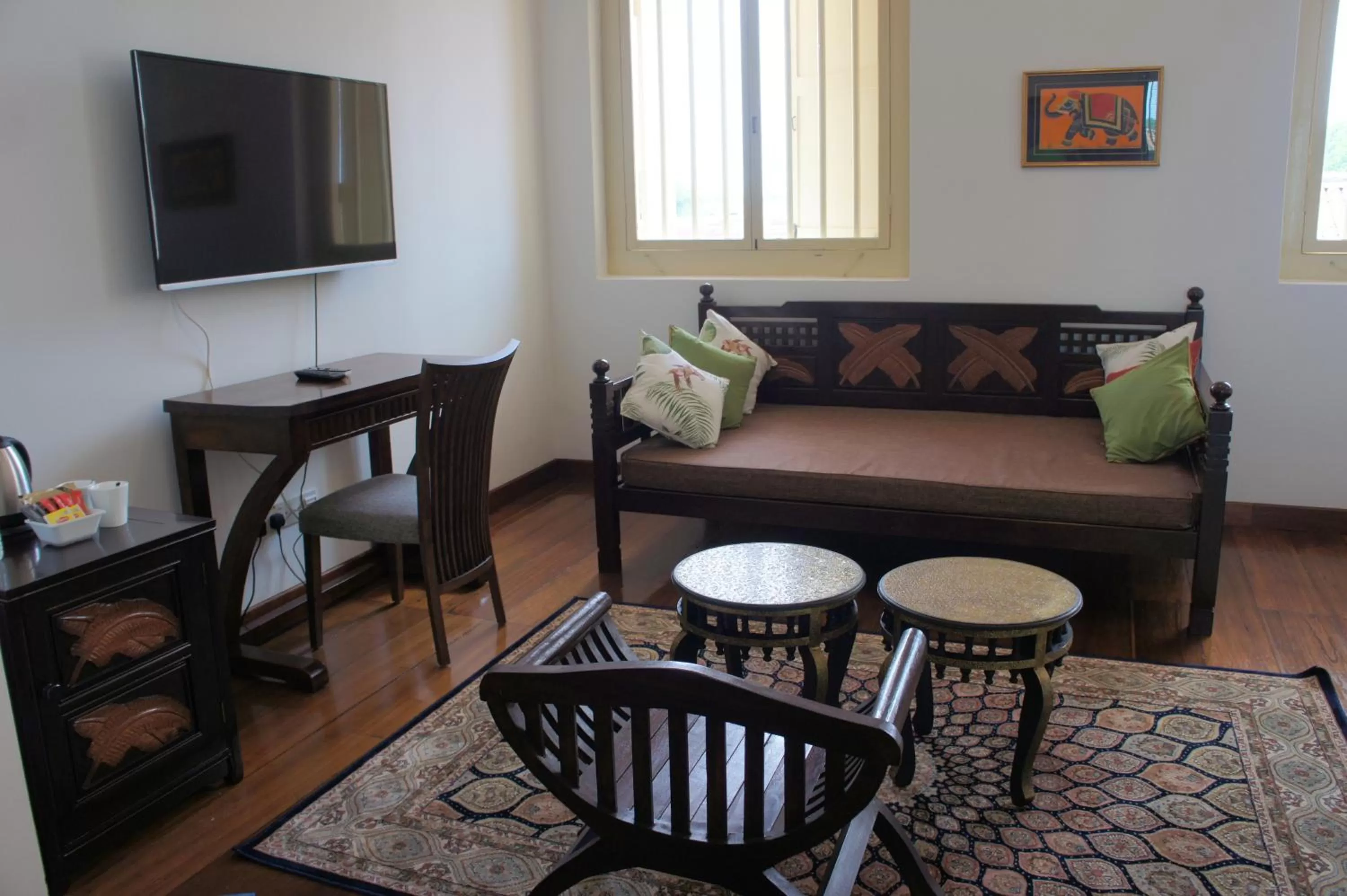 Seating area in Heeren Palm Suites