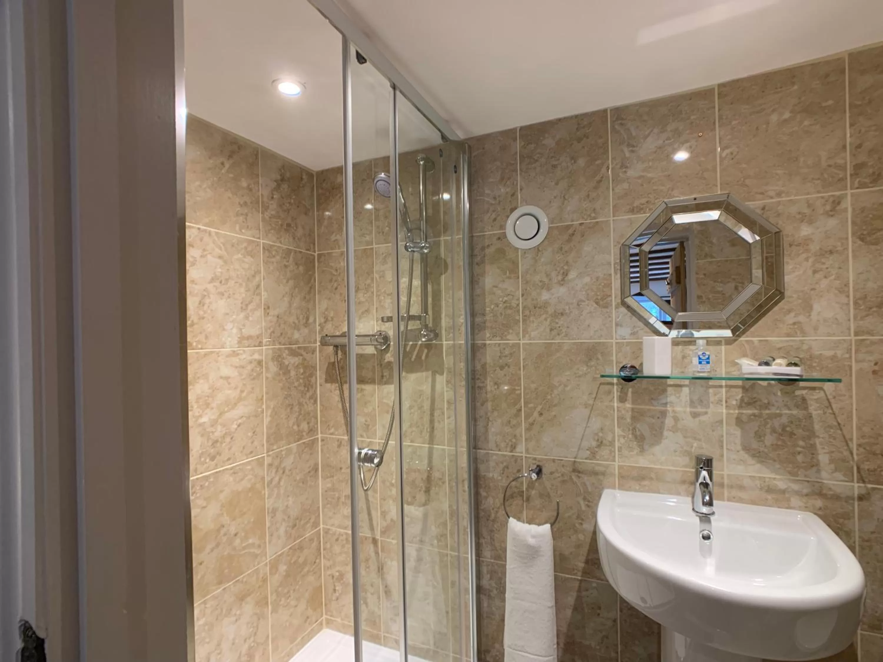 Bathroom in Swan House Tea Room and Bed & Breakfast