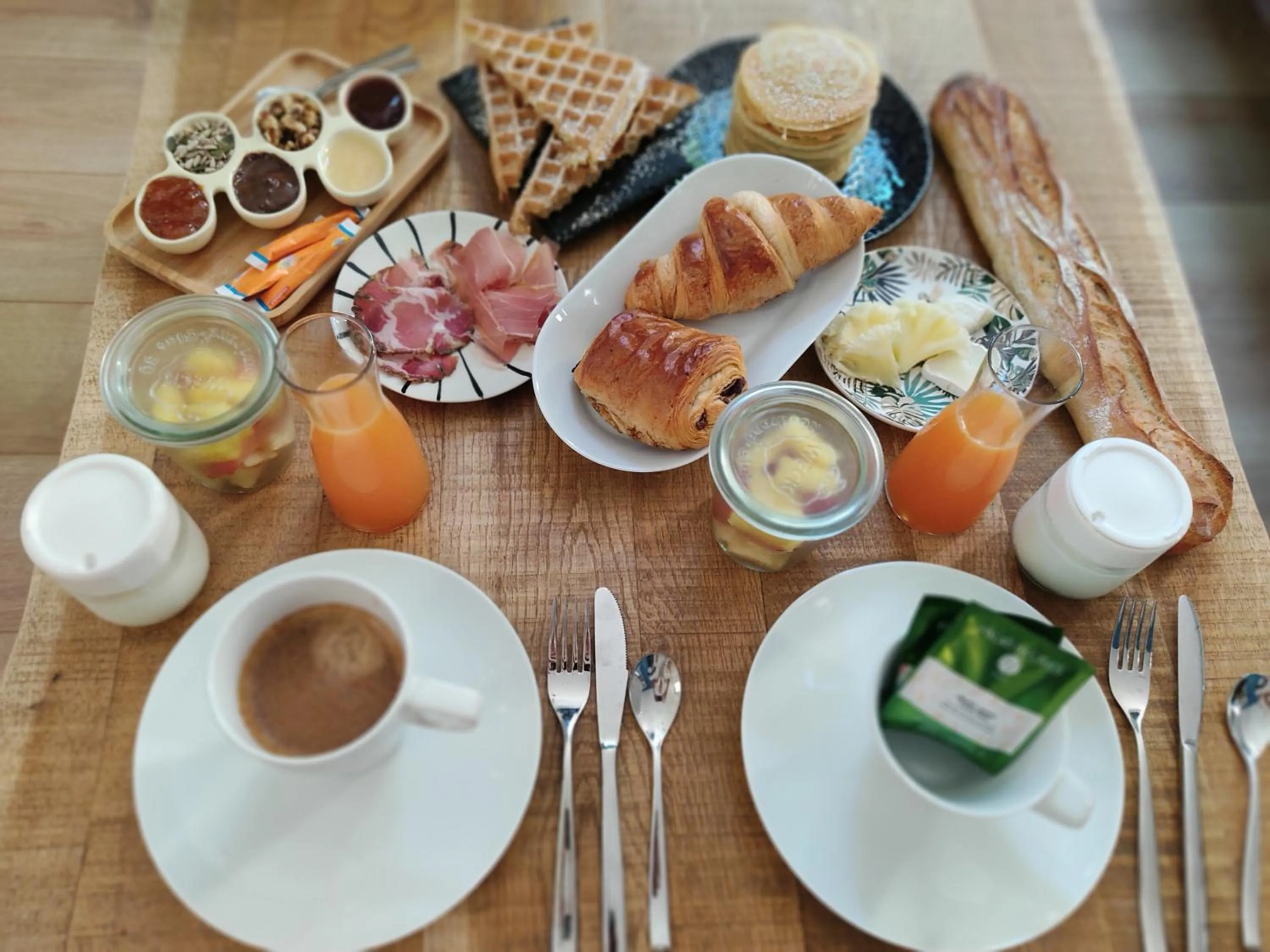 Food and drinks in La Maison Grivolas Appartements et Maison d'hôtes