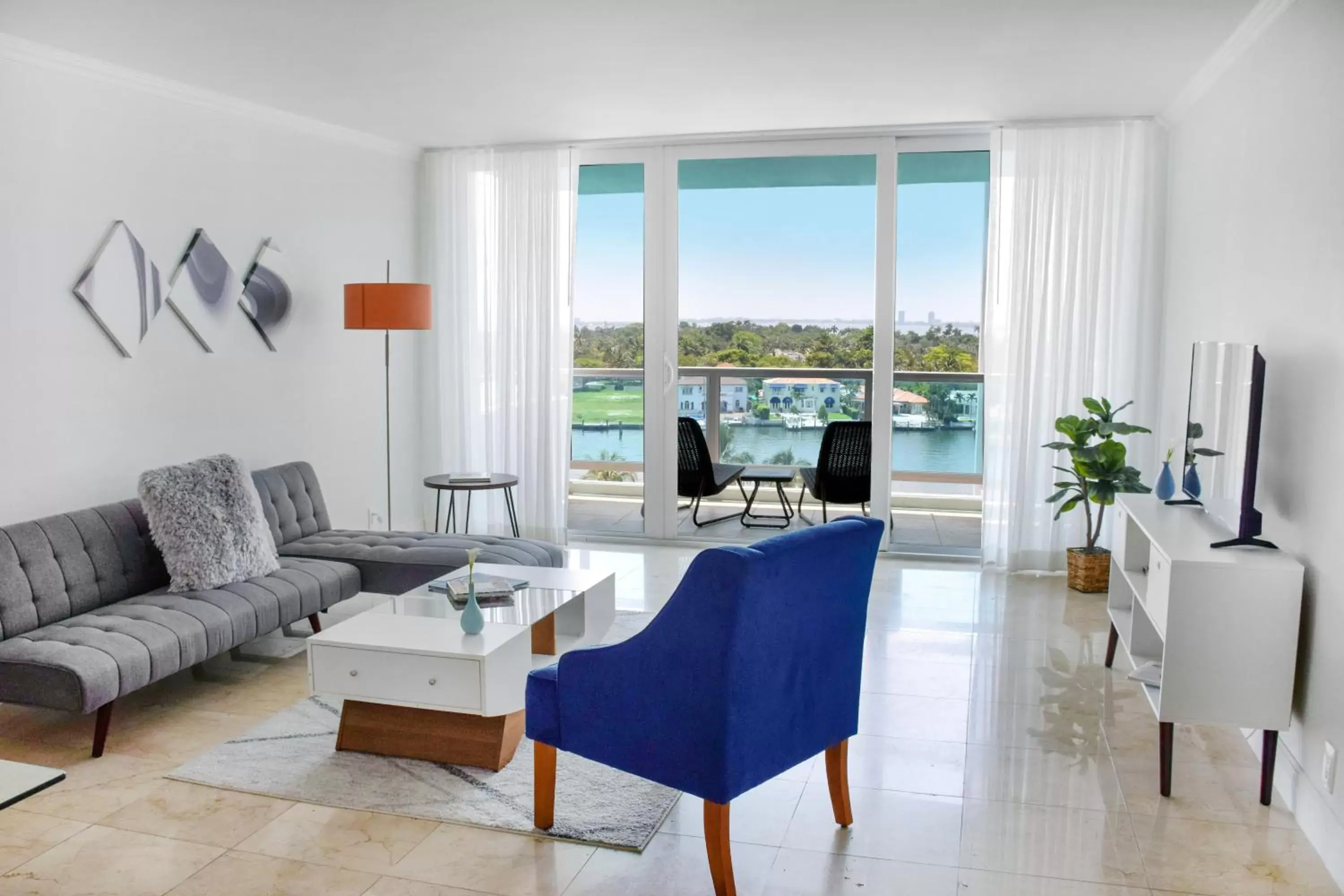 Deluxe Cityview Suite 1 Bedroom & 1.5 Bath with Balcony in Seacoast Suites on Miami Beach Deluxe Cityview Suite 1 Bedroom & 1.5 Bath with Balcony in Seacoast Suites on Miami Beach