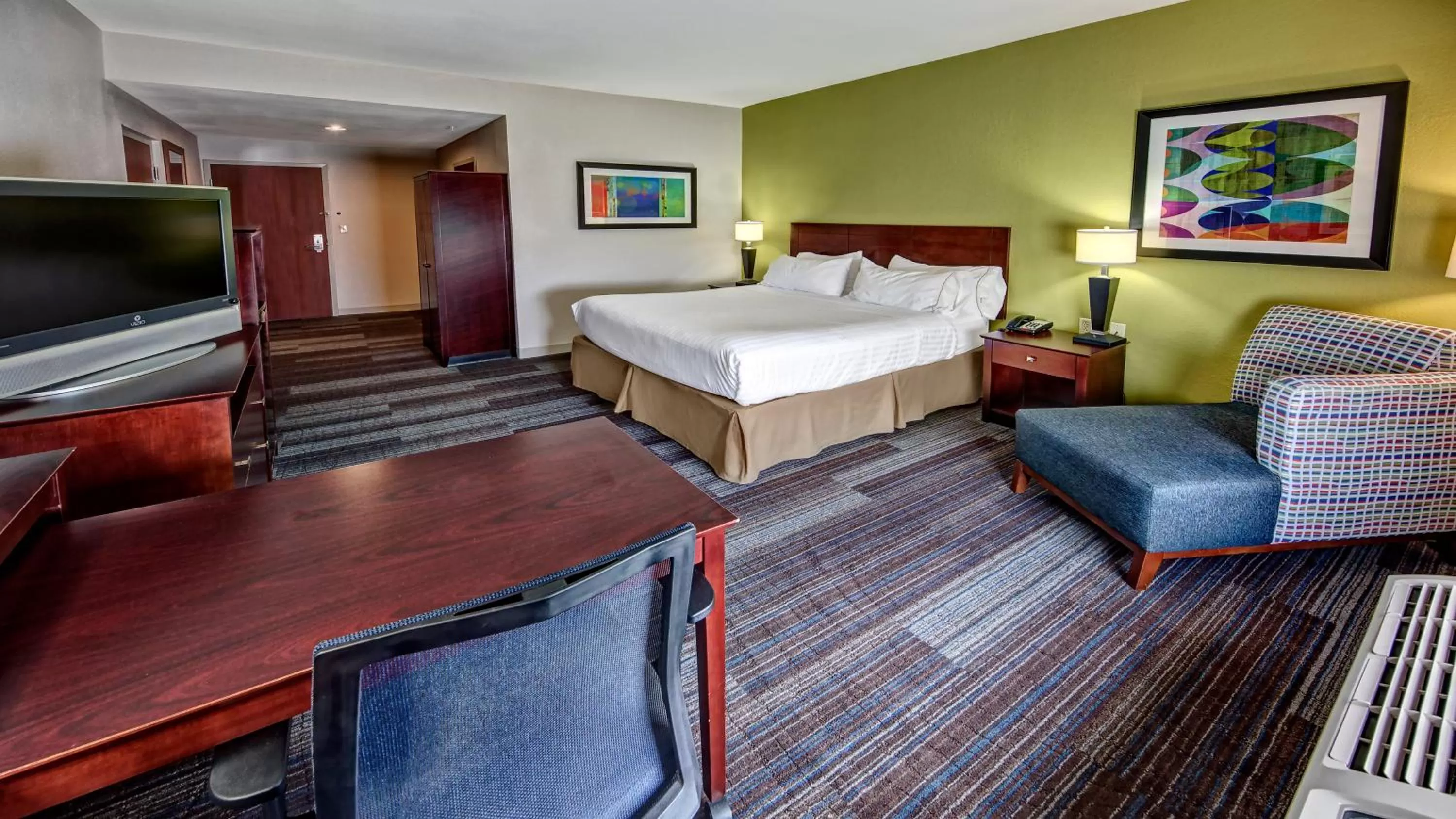 Photo of the whole room, Bed in Holiday Inn Express & Suites Cookeville by IHG