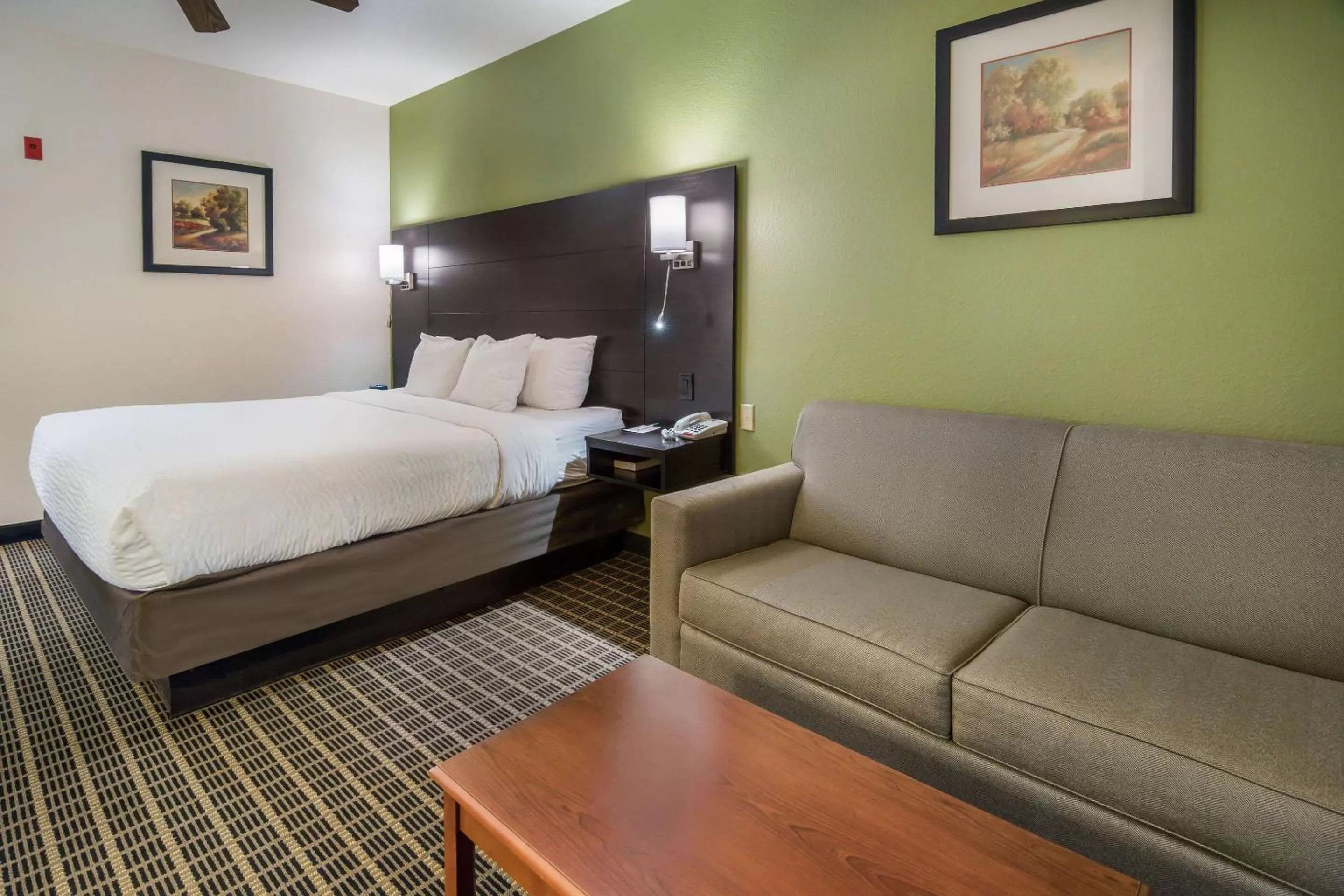 Photo of the whole room, Bed in Clarion Inn & Suites Weatherford South