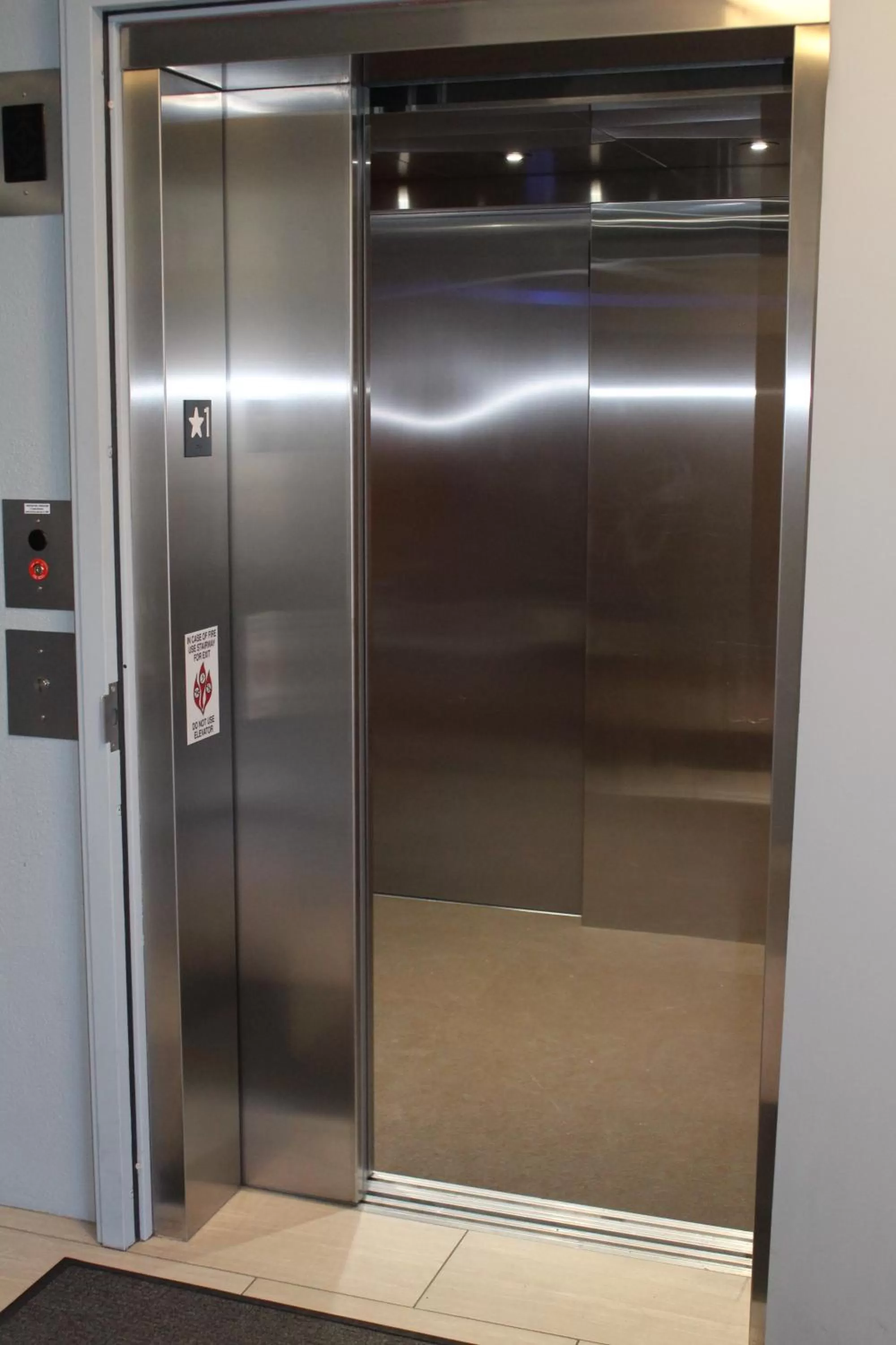 Property building, Bathroom in Beck's Motor Lodge