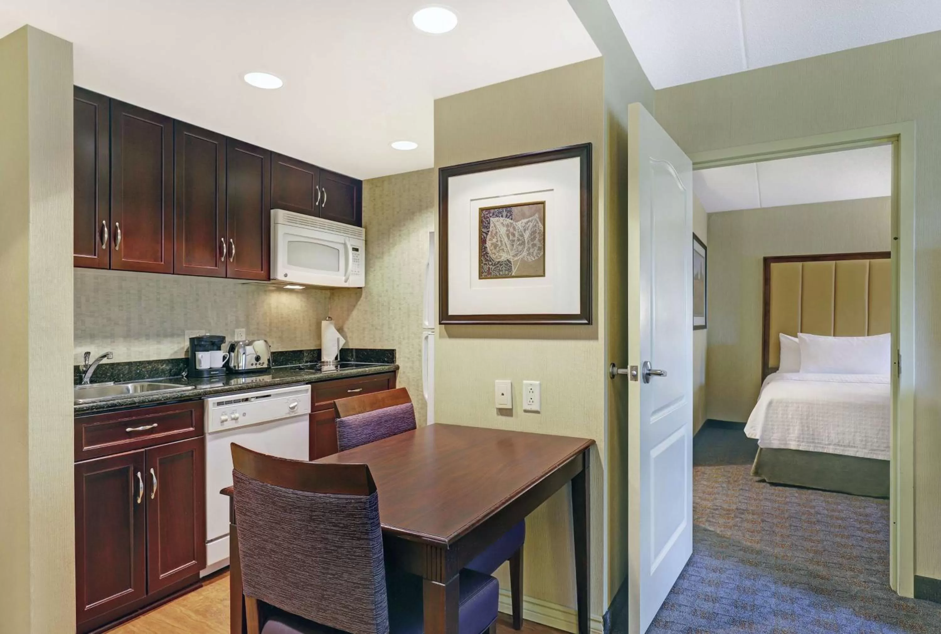 Kitchen or kitchenette, Bed in Homewood Suites by Hilton Cambridge-Waterloo, Ontario