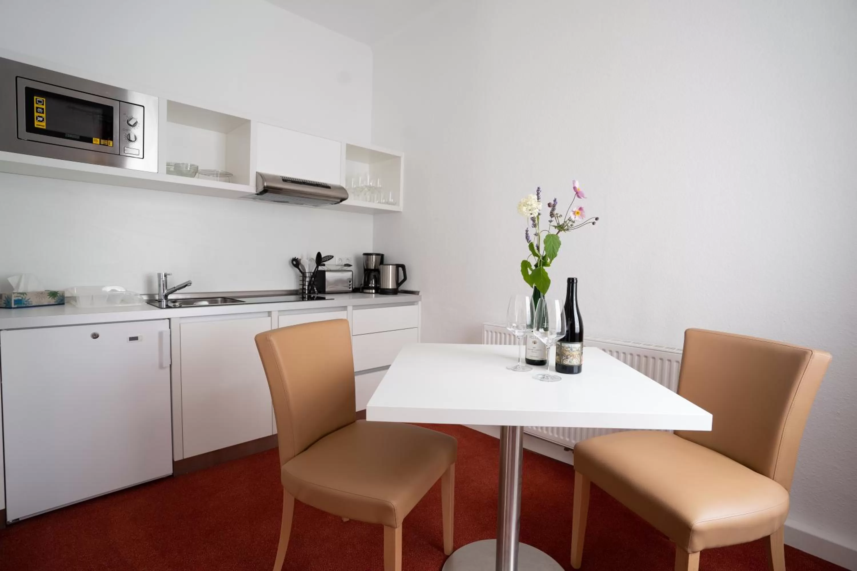 Kitchen or kitchenette in Nineofive Hotel