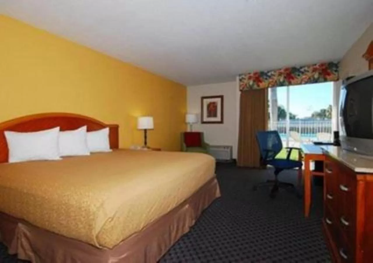 Photo of the whole room, Bed in Quality Inn Downtown Stuart