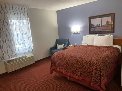 Queen Studio - Non-Smoking in Days Inn & Suites by Wyndham Green Bay WI