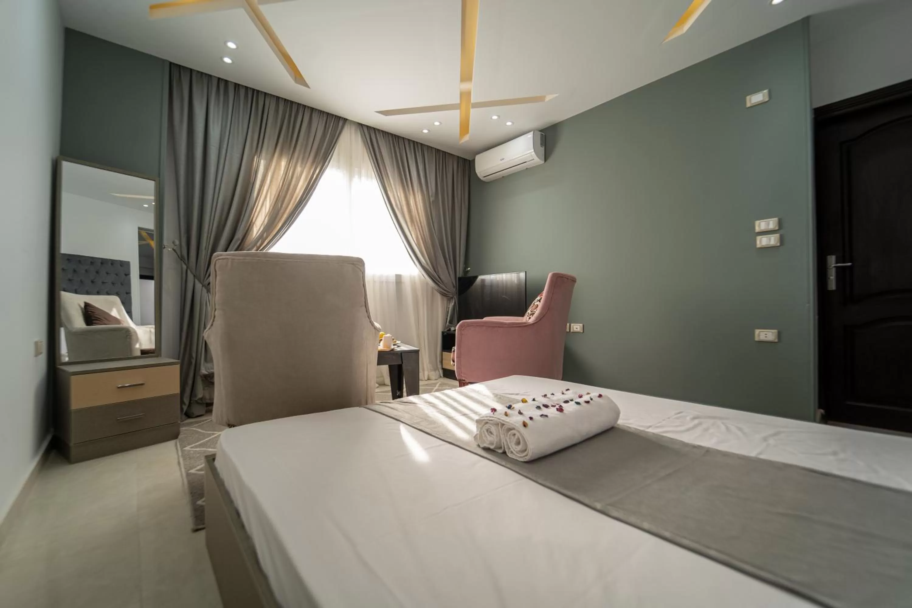 Living room, Bed in Gardenia Inn Hotel