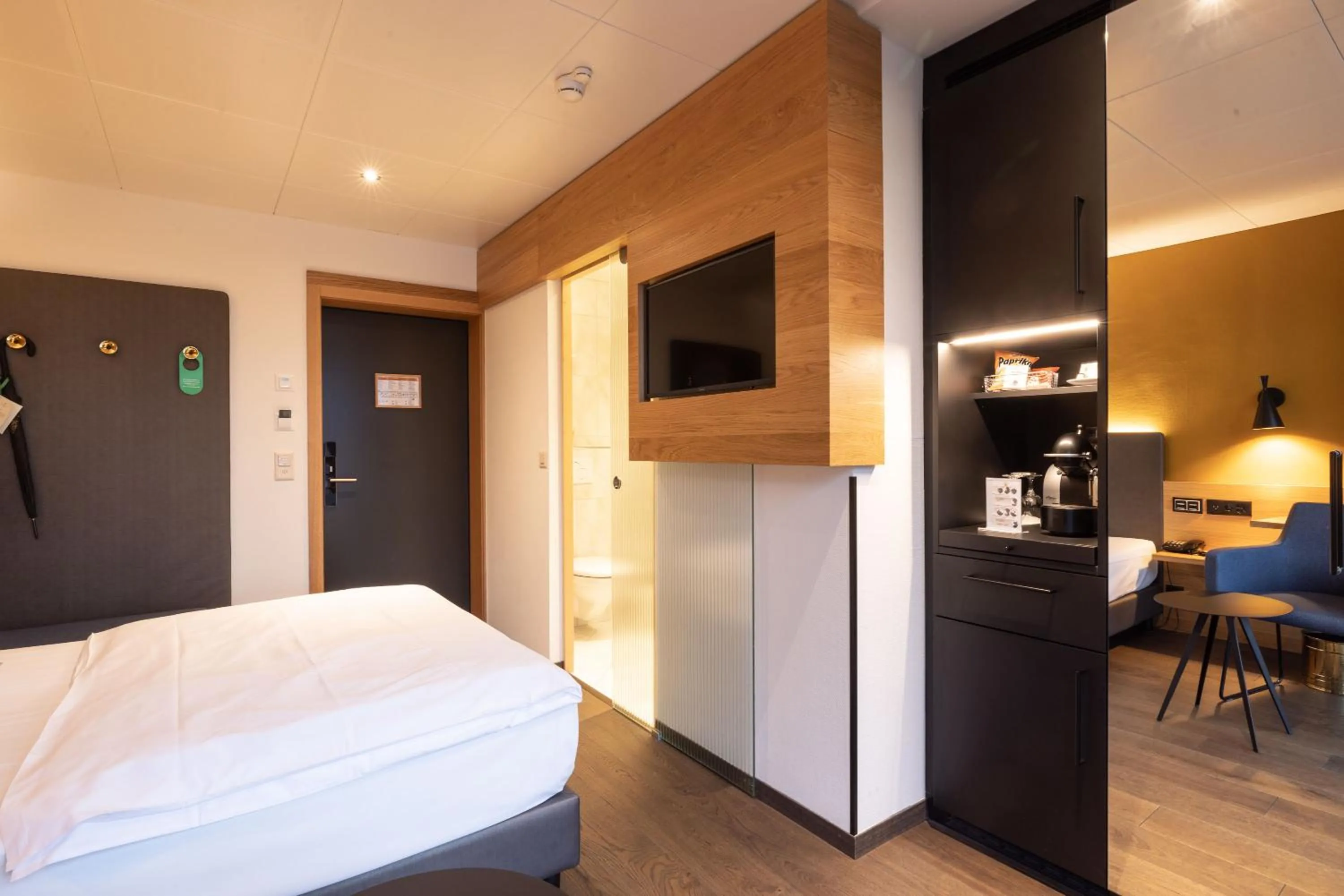 Bedroom, Bed in Engimatt City & Garden Hotel