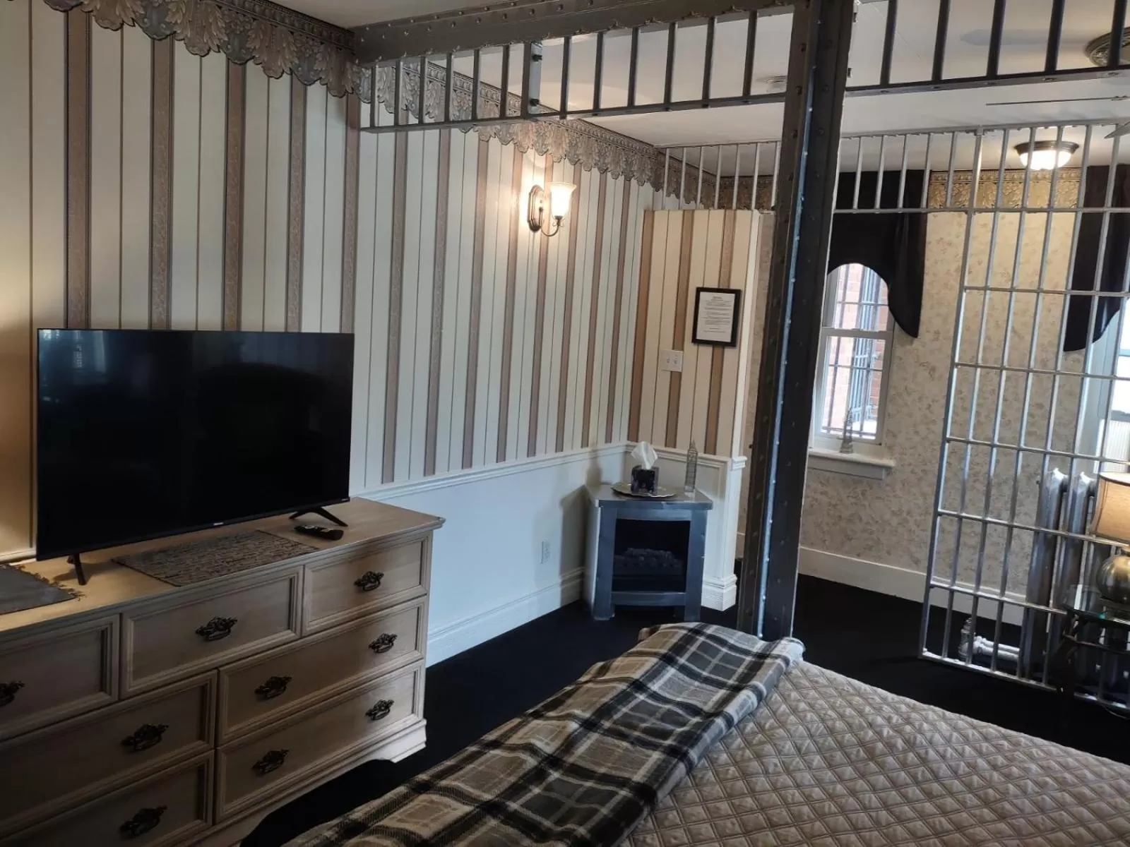 TV and multimedia, TV/Entertainment Center in The King George Inn