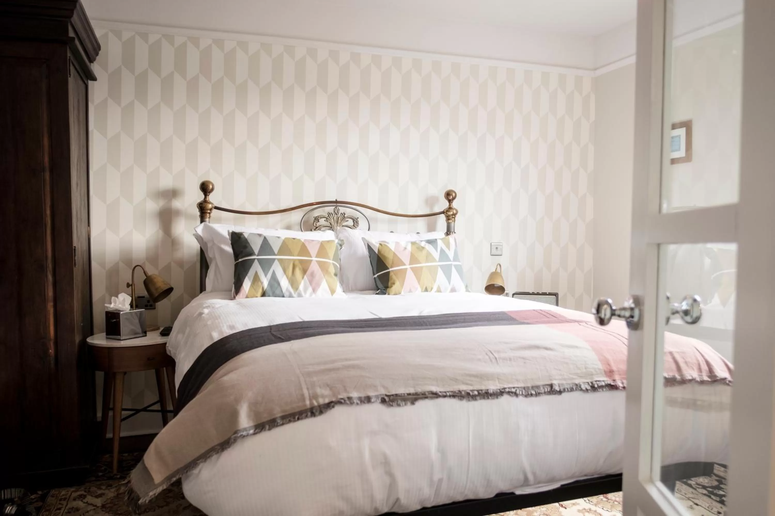 Photo of the whole room, Bed in The Swan Hotel