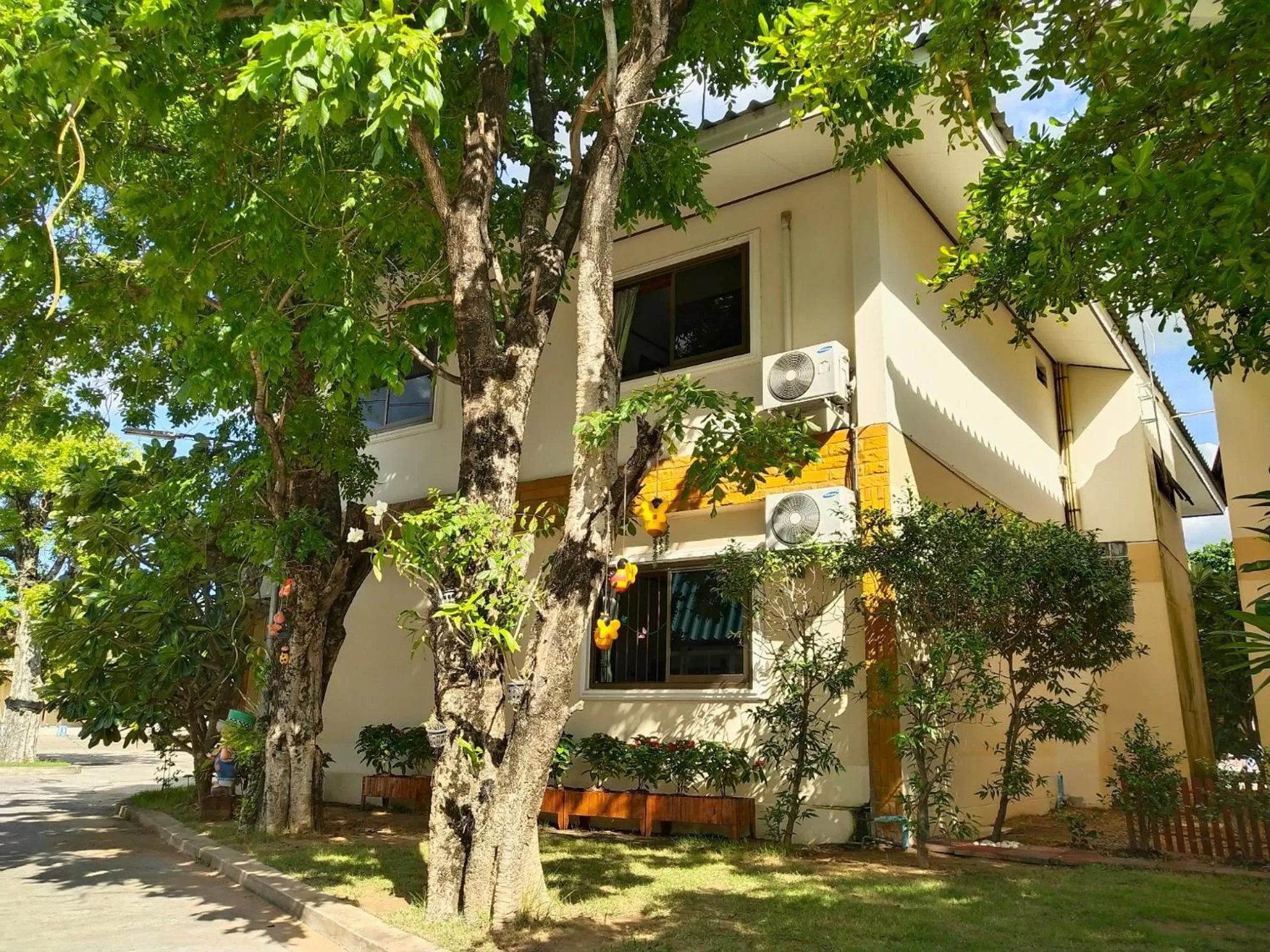 Property building in โรงแรมฟ้าพราวฝน Fah Proud Fon Hotel