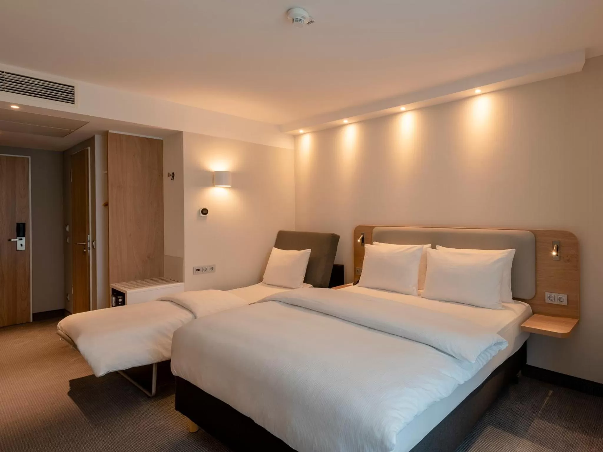 Bed in Holiday Inn Express - Offenbach by IHG