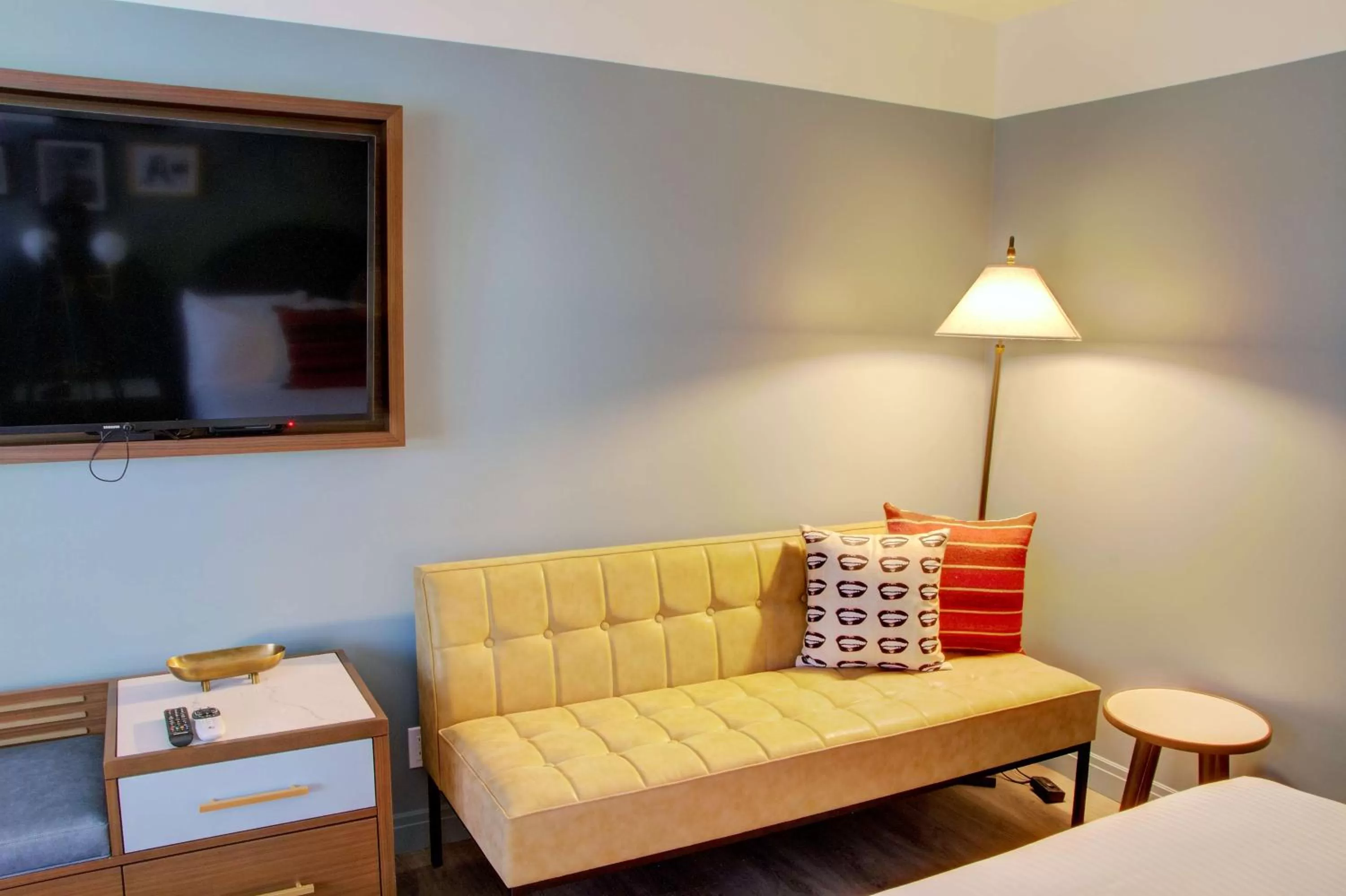 Bed in The Hollywood Franklin Hotel near Universal Studios