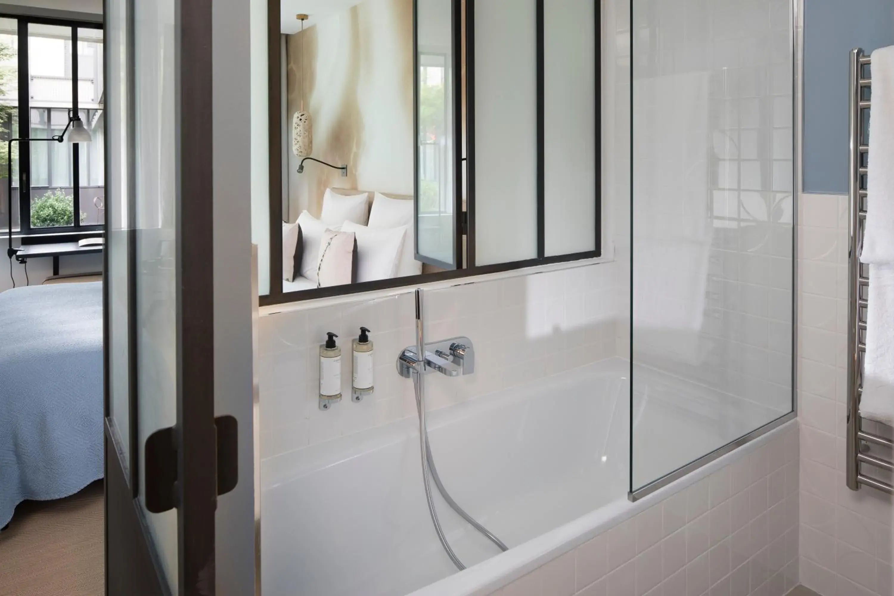 Superior Triple Room in Hôtel Les Deux Girafes Superior Triple Room in Hôtel Les Deux Girafes