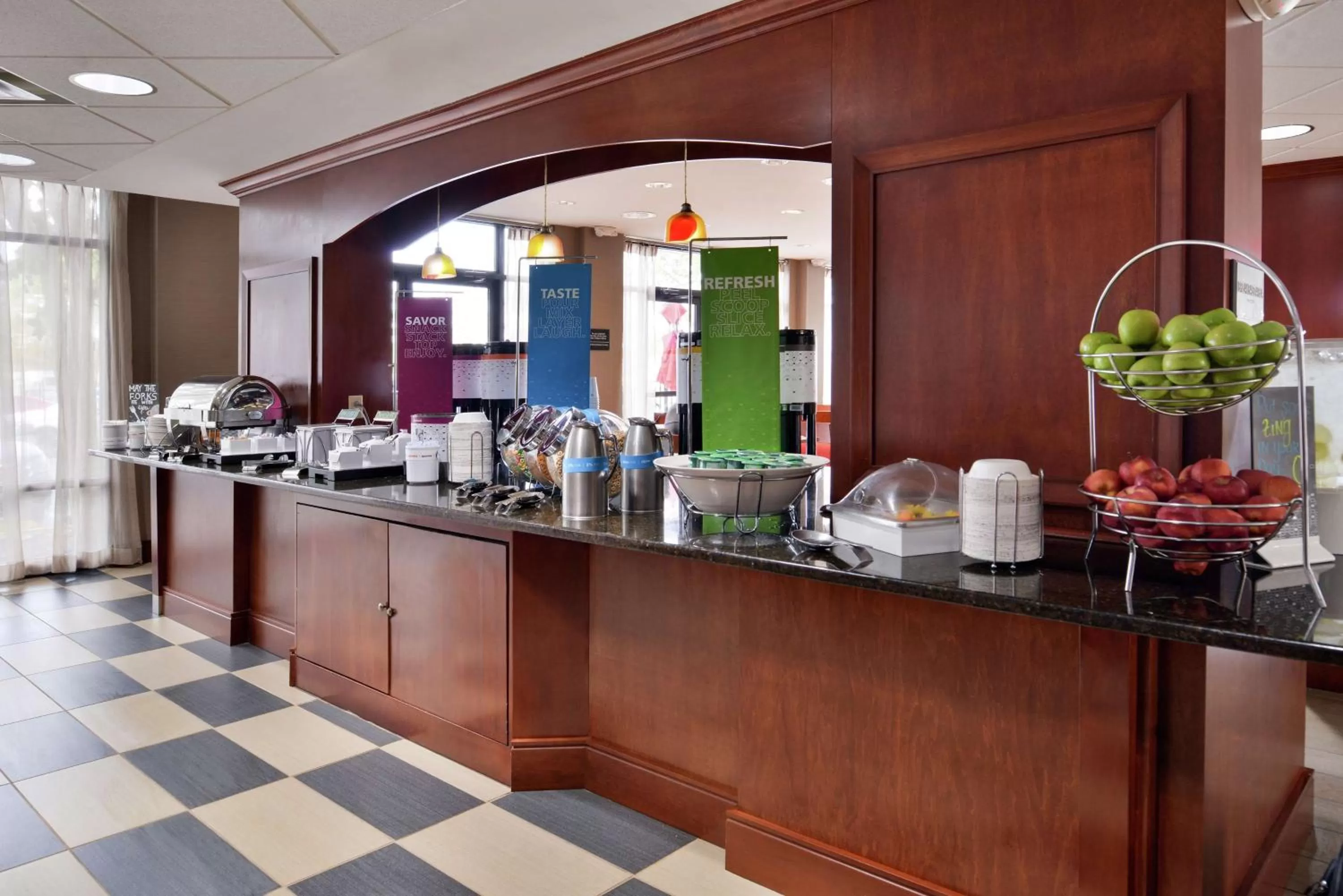 Dining area in Hampton Inn Norfolk/Virginia Beach