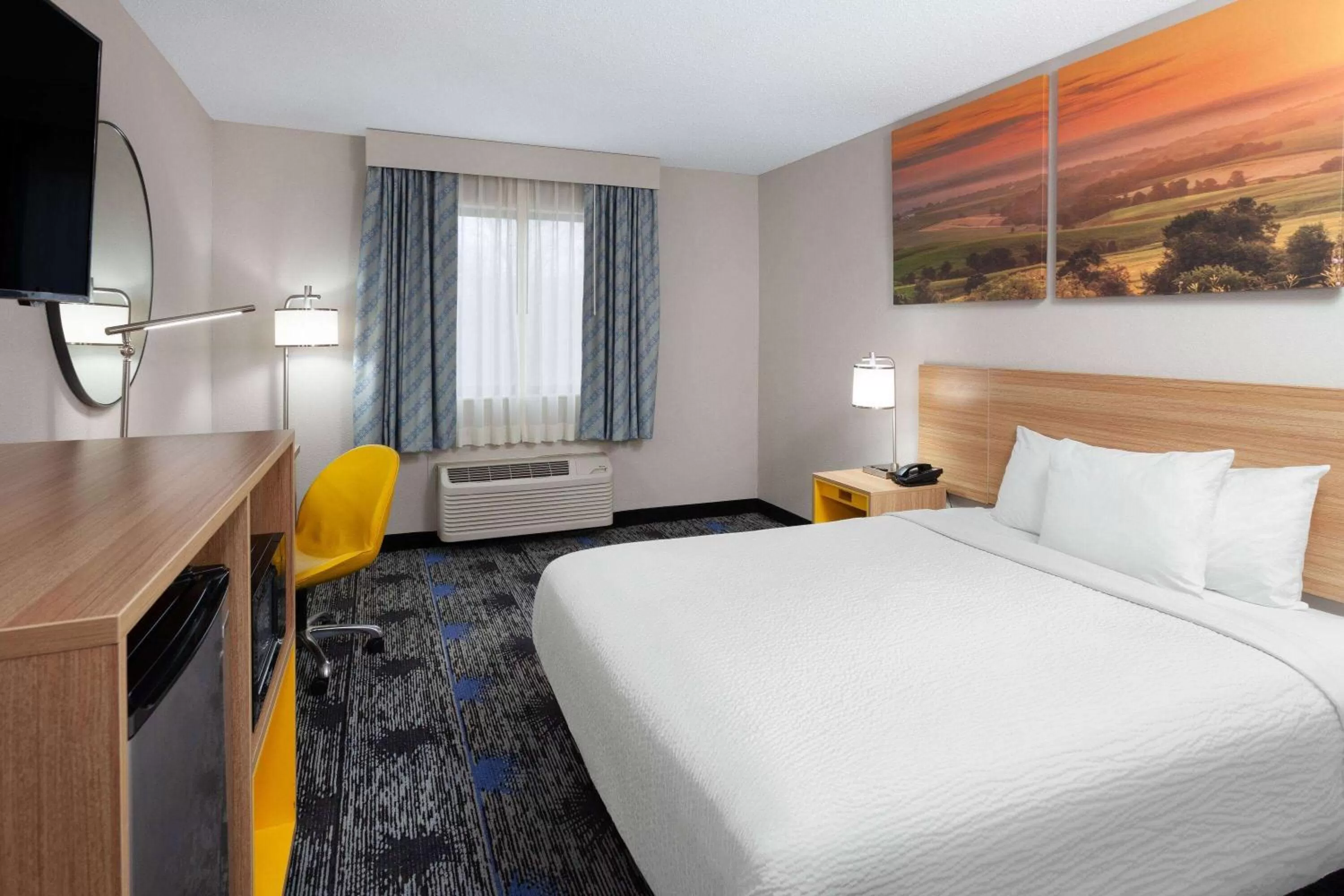 Photo of the whole room, Bed in Days Inn by Wyndham Wooster