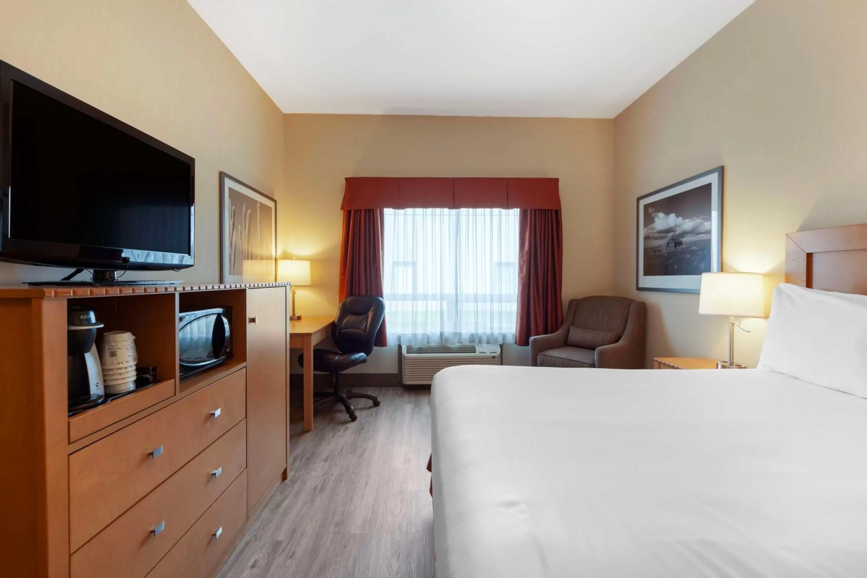 Bathroom, Bed in Best Western Grande Prairie
