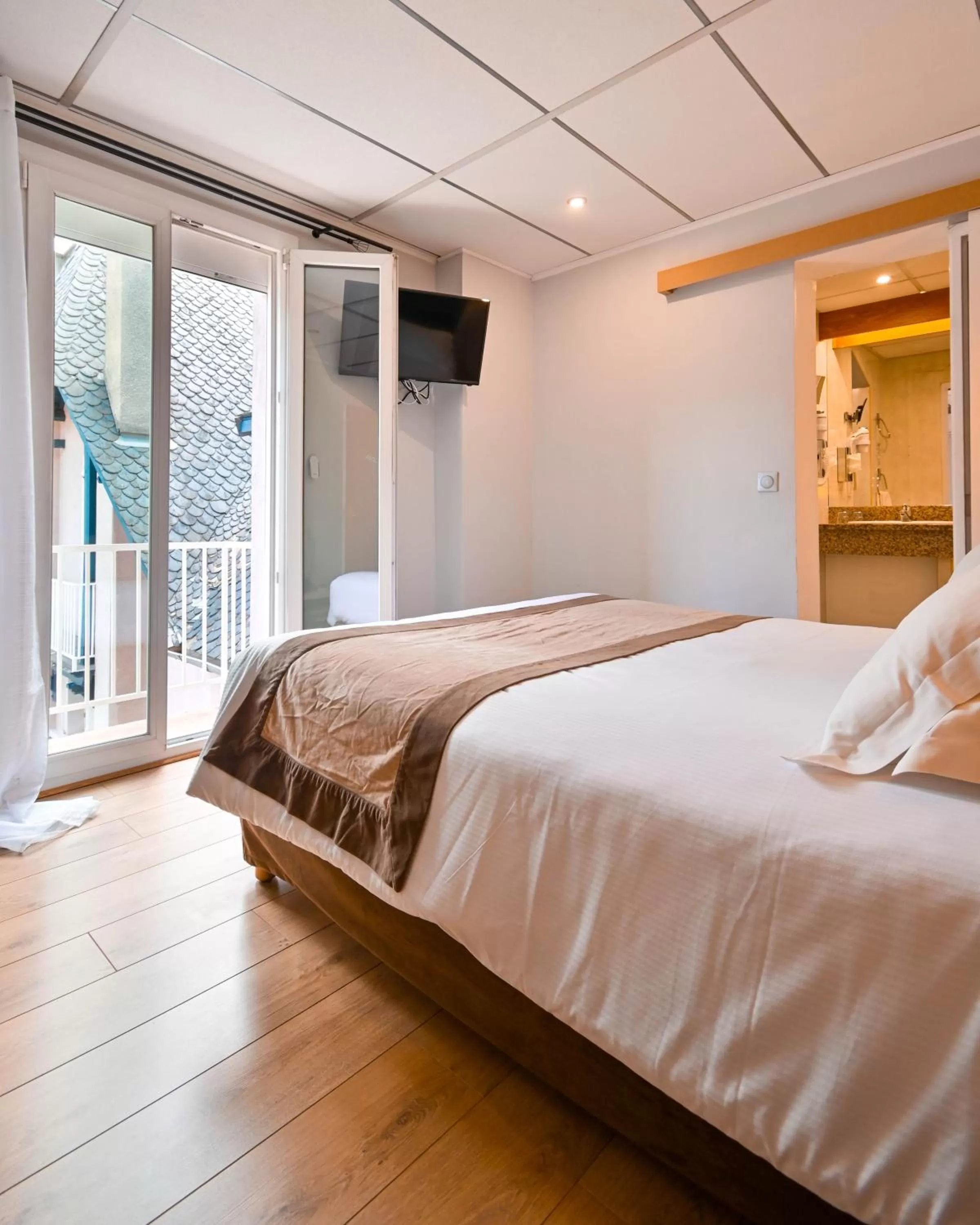 Property building, Bed in The Originals Boutique, Hôtel du Pont Roupt, Mende
