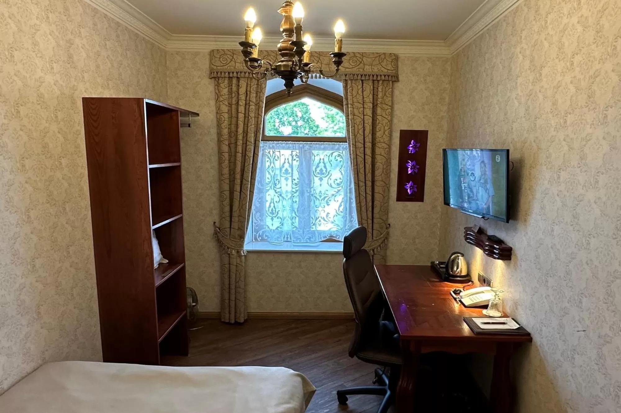 Photo of the whole room, Bed in Georgi Hotell