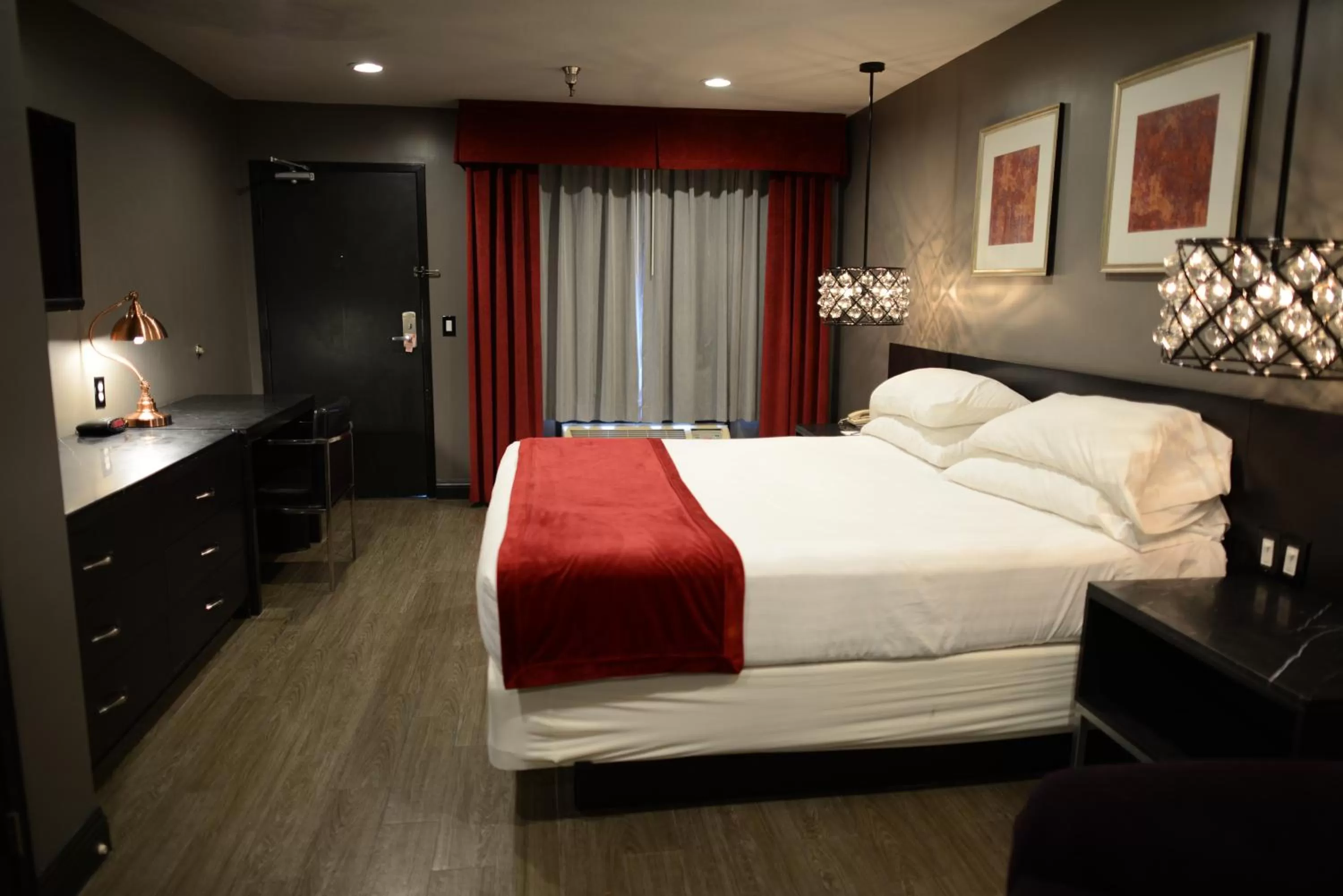 Bed in Hotel Le Reve Pasadena