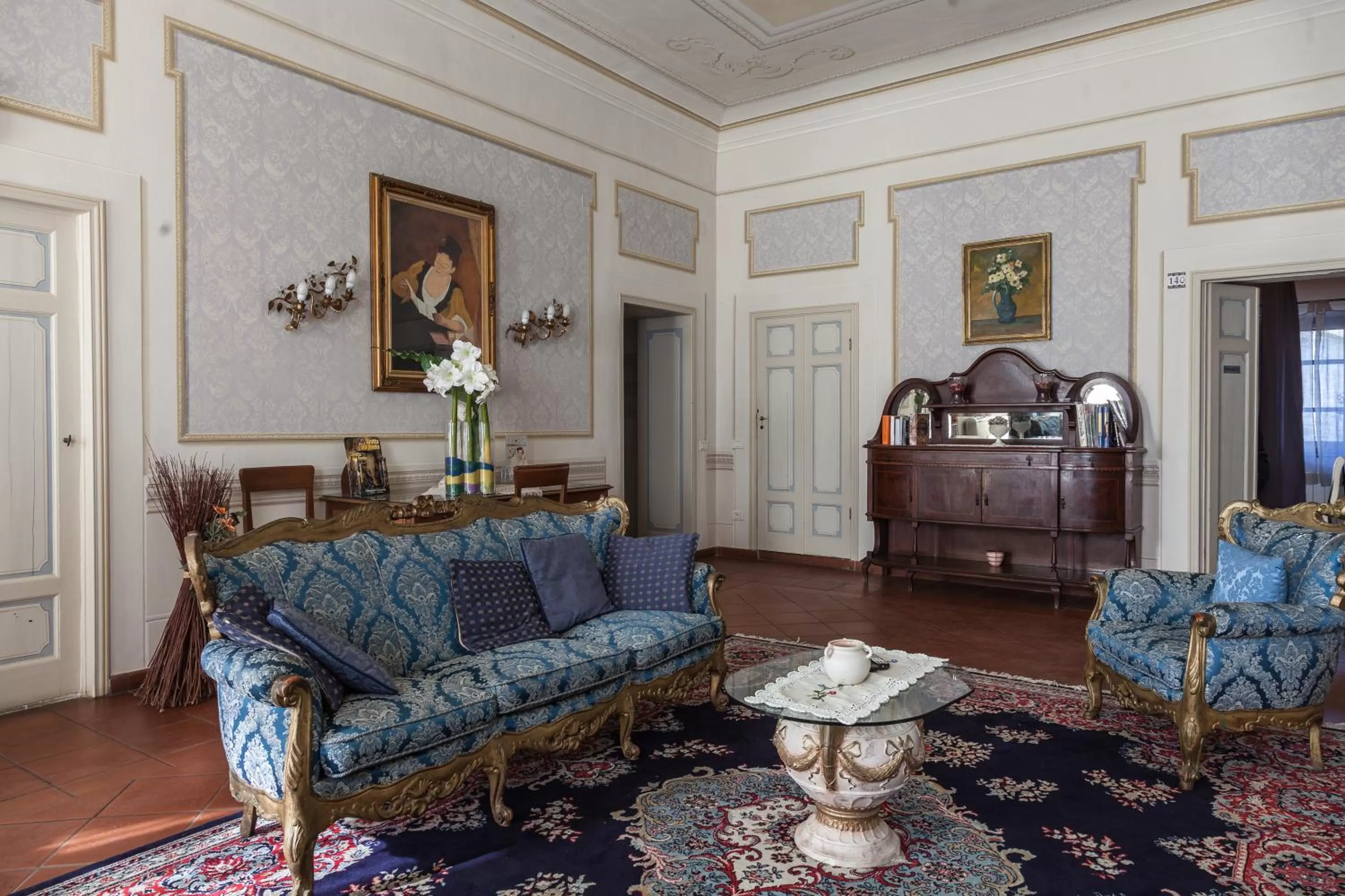 Communal lounge/ TV room in Hotel Villa Cheli