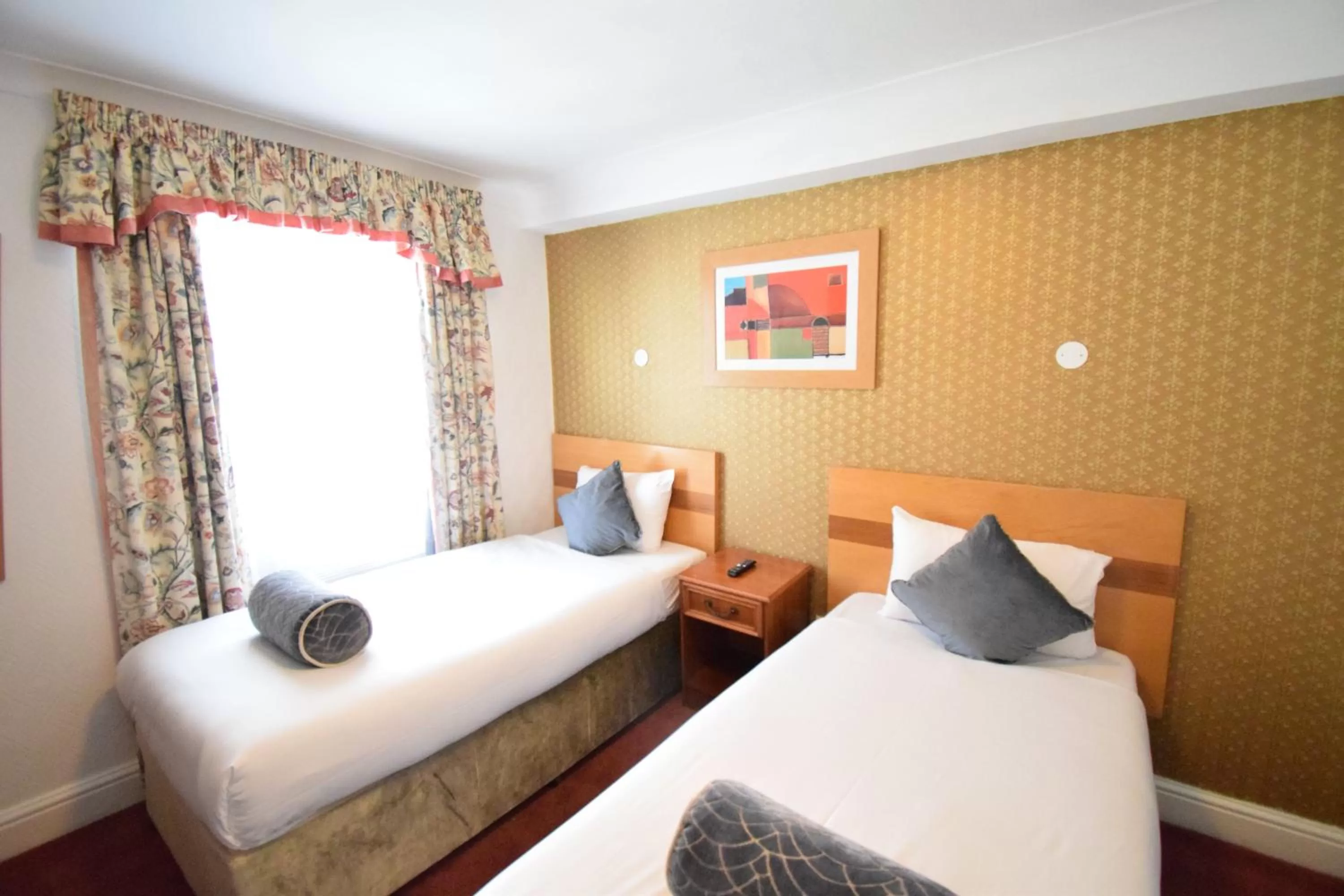 Bed in Pembridge Palace Hotel